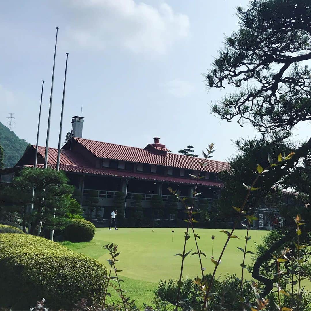 TOGGYさんのインスタグラム写真 - (TOGGYInstagram)「北九州の先輩達と門司ゴルフ倶楽部⛳️ 煩悩の数だけバンカーがあると言われているこちら。  前半ボロボロです(笑)。 #toggy #golf #moji #kitakyushu #fukuoka #japan #antoninraymond」7月9日 11時22分 - dj_toggy