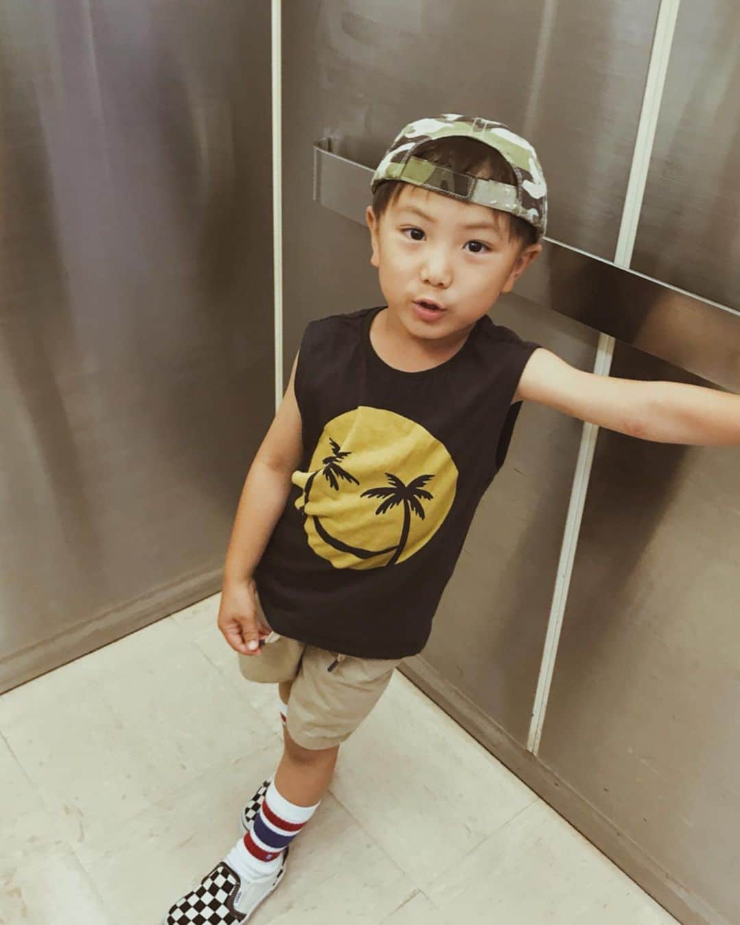 高橋菜摘のインスタグラム：「👦 割と身長高く見えるみたいですけど ギリギリ100cmあるかないか。チビでーす🤣 そして最近肌寒いし七夕祭りで お腹下したのでかき氷禁止中。🍧 夏休みまでお願いだから風邪ひかないでよね…切実 ___________ IKKI's ootd☑︎ 🧢: @carhartt @honey.supply . 🎽: @lunetta_babe . 👖: @poloralphlauren . 🧦: @stance_japan . 👟: @vansjapan . 湘南ブランドのルネッタ可愛いよ♥️ このタンクとか子供たちの服爆買いした人←」