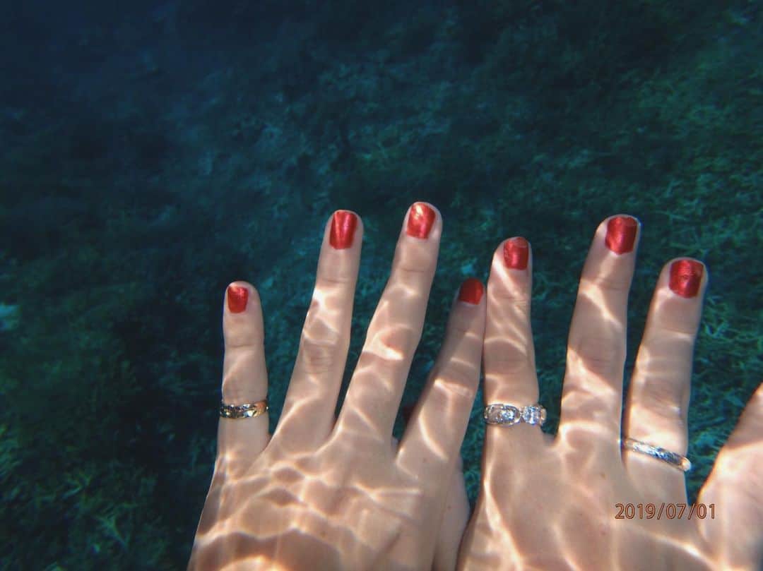 Shioneさんのインスタグラム写真 - (ShioneInstagram)「よく質問いただくアクセサリーについて❤︎ ㅤㅤㅤㅤㅤㅤㅤㅤㅤㅤㅤㅤㅤ 小指・人差し指のリングは @mermaid.jewelry.odaiba のものです！ 薬指のはハワイで買ったハワジュ🌼 お店は今年行ったらもう無かったです😂、、 ㅤㅤㅤㅤㅤㅤㅤㅤㅤㅤㅤㅤㅤ 基本的に付けっ放し！錆びたりすることもないです！ 定期的に彼が私の分もアクセサリー掃除をしてくれるのでいまでもピカピカ☺️❤️ ㅤㅤㅤㅤㅤㅤㅤㅤㅤㅤㅤㅤㅤ あとはネックレスは @enasoluna_official のものです！ ㅤㅤㅤㅤㅤㅤㅤㅤㅤㅤㅤㅤㅤ これもお風呂も海もずーっと付けっ放し！ もう2、3年つけてますが錆びてない❤︎ 値段は高いけどずーっと付けられるから本当にお気に入り🌼 ㅤㅤㅤㅤㅤㅤㅤㅤㅤㅤㅤㅤㅤ 今でも聞かれることが多いので紹介してみました☺️🧡 ㅤㅤㅤㅤㅤㅤㅤㅤㅤㅤㅤㅤㅤ #instagram  #instagood #japan #youtube  #shii_trip🌹 #beach #love #sea #travel #旅行 #ビーチ #沖縄 #石垣島 #女子旅 #旅行 #幸せ #西表島 #ウミガメ #シュノーケリング #鳩間島 #防波堤 #ツアー #バラス島 #マーメイドジュエリー #エナソルーナ」7月9日 11時58分 - shione__1101
