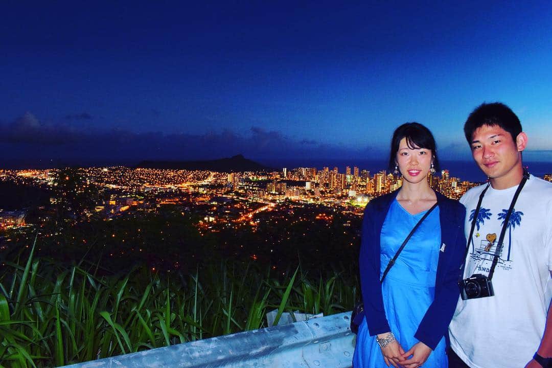 kawaiihawaiitourさんのインスタグラム写真 - (kawaiihawaiitourInstagram)「カワイイ・ハワイ・ツアーのどこでもツアーでは、100万ドルの夜景のタンタラスの丘も大人気です‼️😄🤙 当社では、お客様が行きたいところを自由に選んでもらって好きなようにツアーが回れます。 --------------------------------------------------------- ❤️Kawaii Hawai'i Tour / カワイイ・ハワイ・ツアー ❤️✨🌈プラン🌈✨ (ハワイ州政府公認会社 PUC 497-C) ✔︎日本人経営 日本人ガイド付きツアーなので安心️🏝✨😎👍🏽 ✔︎あなただけのオリジナルツアーが作れます ✔︎初ハワイ満喫コース、オススメスケジュールご用意しています‼︎ ✔︎ガイドブック派？それともローカル体験派？ ✔︎なんでもご相談下さい 💁🏽‍♂️💁🏽☀️🏝✨😎👍🏽 ✔︎お写真もたくさんお撮りします🤳 -------------------------------------------------------- お客様の笑顔が私達の笑顔をモットーにツアーをさせてもらっています🚙🚖🚘 -------------------------------------------------------- #ハワイ #hawaii #カワイイハワイハワイツアー #kawaiihawaiitour #ハワイどこでもツアー  #ハワイ貸し切りツアー #ハワイツアー #ハワイオプショナルツアー #ハワイチャーターツアー  #インスタ映え  #ハレイワ看板  #マーメイドケーブ #天国の海  #ラニカイビーチ #ピルボックス #ピンクピルボックス #タンタラスの丘 #ハワイウェディングフォト #ハワイハネムーン #ハワイ挙式  #ハレイワ #カイルア  #アウラニディズニー #カカアコ #カカアコウォールアート #フォトジェニック #ハワイ旅行 #女子旅  #ファインダー越しの私の世界 #この木なんの木」7月9日 11時59分 - kawaiihawaiitour