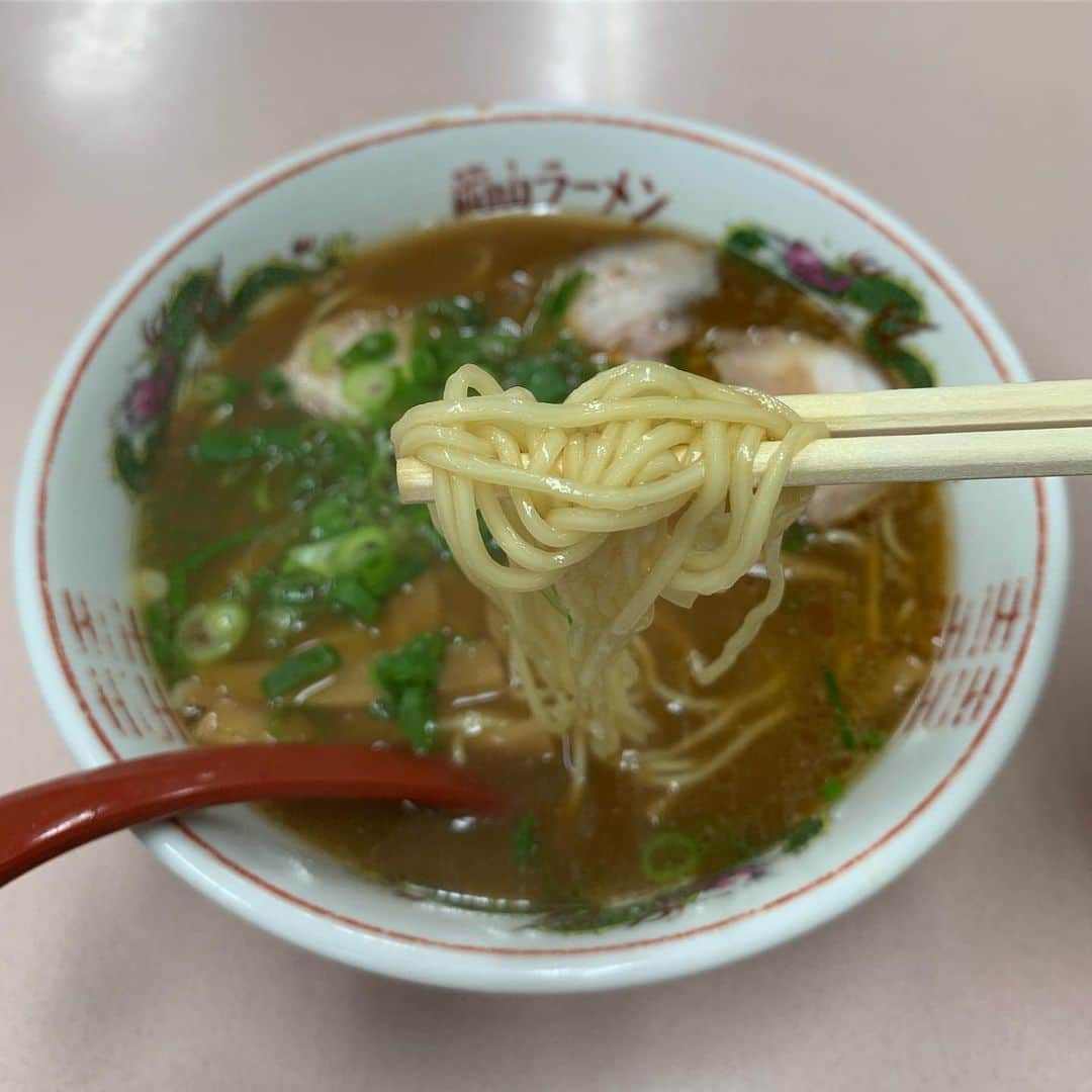 くろさんのインスタグラム写真 - (くろInstagram)「中華そば🍜600円 食後の📚BOOK&LATTE☕️ #岡山中華そば #中華そば #岡山ラーメン #岡山中華そば後楽本舗 #終日喫煙可ってのが非喫煙者には辛いな🚬 #新橋ランチ #ラーメンランチ #麺スタグラム #BOOKandCAFE #ブックアンドカフェ #ブックカフェ #CasaBRUTUS #カーサブルータス #ARTTRIP #アートを巡る夏の旅 #スタバ #スターバックス #スタバラテ #スターバックスラテ #スターバックスコーヒー #スターバックスコーヒーTSUTAYA新橋店」7月9日 12時09分 - m6bmw