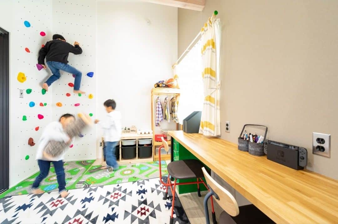 homelife 夢を叶える暮らし方のインスタグラム：「【部屋でボルダリング】 . . 壁をクライミングウォールにして家のなかでボルダリングが楽しめます☆ お子様がのびのびと成長できる遊び心いっぱいの子供部屋です . . ◆―――――――――――――――◆ ▷ more… @homelife_gallery ◆―――――――――――――――◆ . . #ボルダリング #子供部屋 #子供部屋インテリア #子供部屋作り #キッズルーム #子どものいる暮らし #子育て #理想の家 #おしゃれな家 #マイホーム計画 #ローコスト住宅 #マイホーム #夢のマイホーム#福知山 #豊岡 #加東 #姫路 #注文住宅 #自由設計 #デザイン住宅 #myhome #family #house #home #homelife_京都 #homelife_大阪 #homelife_兵庫 #ホームライフ #ホームライフ100 #アーキホームライフ」