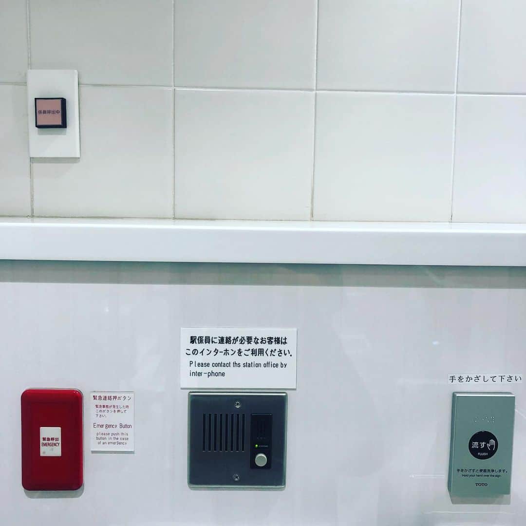 宙也さんのインスタグラム写真 - (宙也Instagram)「多機能トイレ。なんかたくさんいろんなボタンがあるよね。流そうと思ったら間違えて緊急ボタンを押しちゃって慌てて逃げたことがあります。ごめんなさい。」7月9日 12時04分 - chuya_aquarius