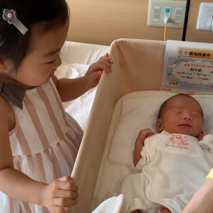 駒井善成のインスタグラム：「抱っこできる喜びを隠しきれない長女3歳7ヶ月 #お姉ちゃん#弟#これから仲良くしてね」