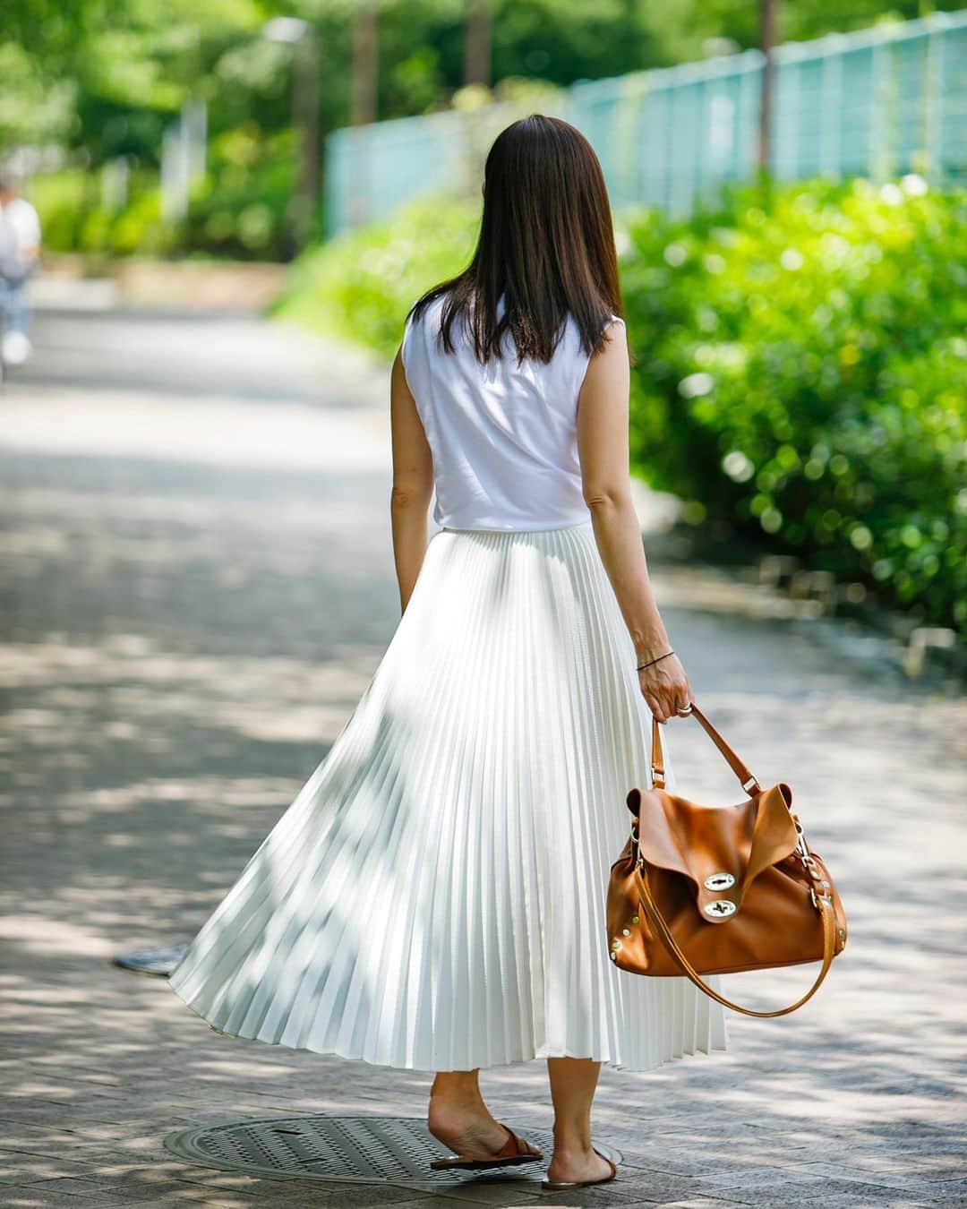 田中幸恵さんのインスタグラム写真 - (田中幸恵Instagram)「_____ . . 白×キャメル も 好きな配色♡ . プリーツスカートは自分の体型🐷を更に太って見せるような気がして苦手やったけど、 @cen.___jp  のプリーツは特別。 とにかくプリーツの出方がキレイでドラマチック✨✨ . 動く度に自分でスカートの揺れをチェックしちゃったり笑🤭 朝、駅まで歩いてたら、犬のお散歩してるおばさまに呼び止められて、褒められたことも😍 . . とにかく気分が上がるスカート。 その上お家洗濯もできるし🙆‍♀️形状記憶なんて😳 言うことないっ！ . . トップスも cen. 大人タンクって名前やった😳 ネーミングの由来は分かんないけど、とにかくサラッとしてええ感じです🙆‍♀️ . #cen_jp  #zanellato #プリーツスカート #ホワイトコーデ #zara #大人タンク」7月9日 12時07分 - yukie__tanaka