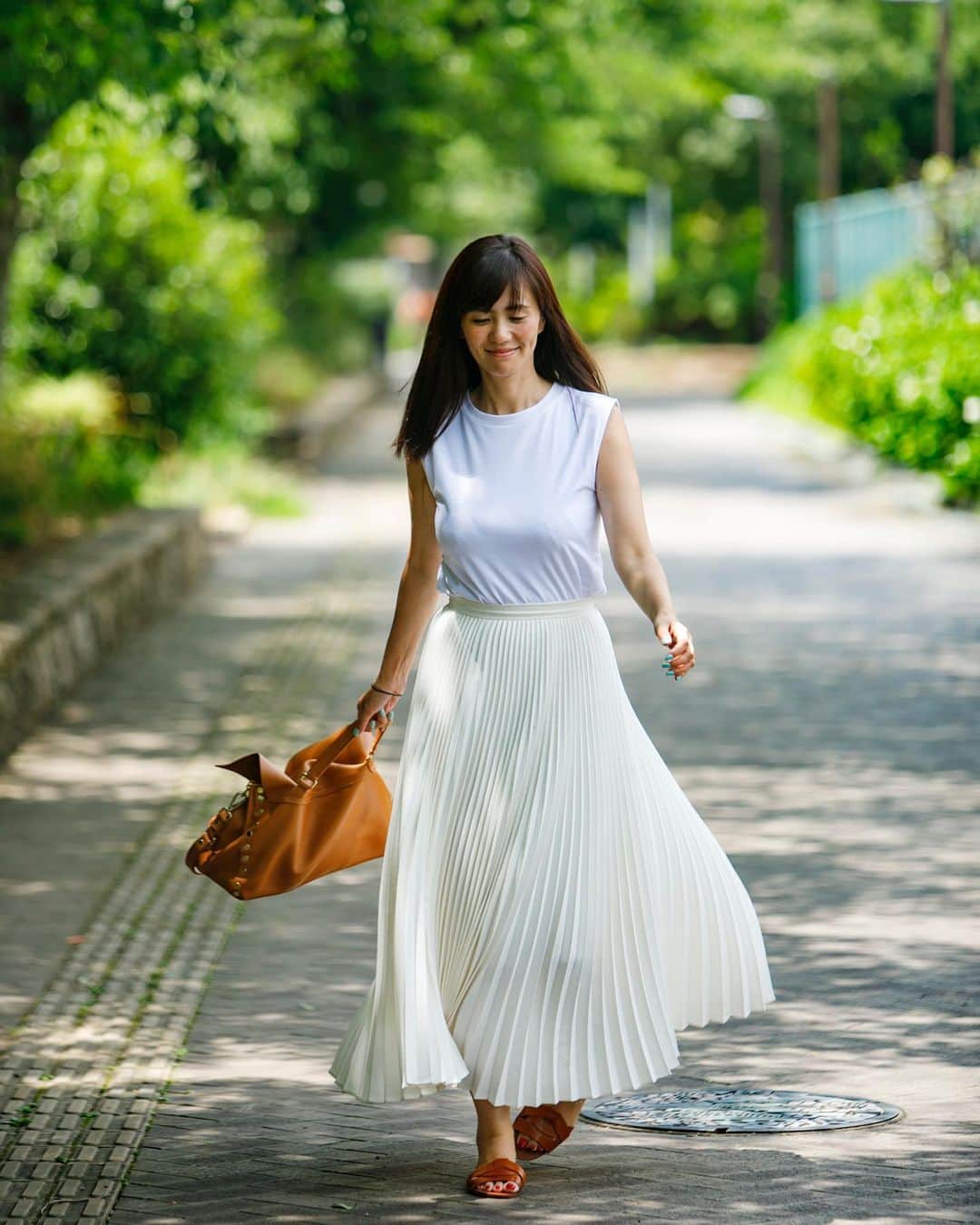 田中幸恵さんのインスタグラム写真 - (田中幸恵Instagram)「_____ . . 白×キャメル も 好きな配色♡ . プリーツスカートは自分の体型🐷を更に太って見せるような気がして苦手やったけど、 @cen.___jp  のプリーツは特別。 とにかくプリーツの出方がキレイでドラマチック✨✨ . 動く度に自分でスカートの揺れをチェックしちゃったり笑🤭 朝、駅まで歩いてたら、犬のお散歩してるおばさまに呼び止められて、褒められたことも😍 . . とにかく気分が上がるスカート。 その上お家洗濯もできるし🙆‍♀️形状記憶なんて😳 言うことないっ！ . . トップスも cen. 大人タンクって名前やった😳 ネーミングの由来は分かんないけど、とにかくサラッとしてええ感じです🙆‍♀️ . #cen_jp  #zanellato #プリーツスカート #ホワイトコーデ #zara #大人タンク」7月9日 12時07分 - yukie__tanaka