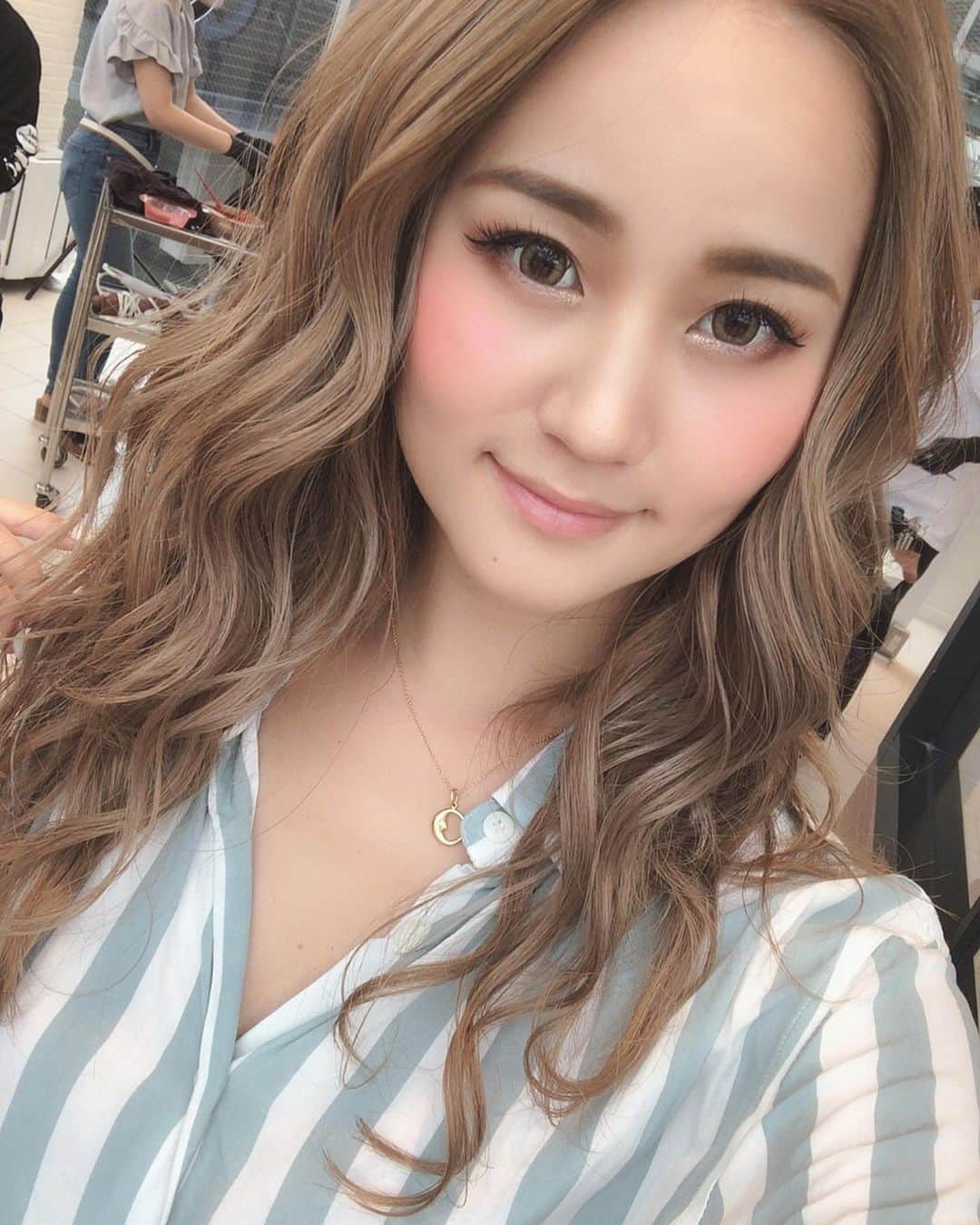 LORYのインスタグラム：「#ROLLEN で @rollen_ike さんに カラーしてもらいました🥰 今回もハイライトはお休み🧸 いい色でるんるんです💕💕」