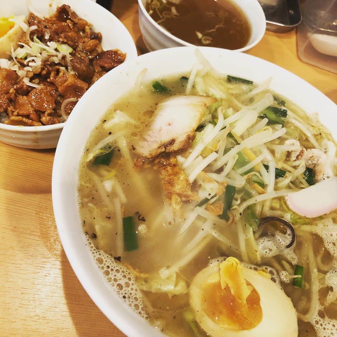 千秋さんのインスタグラム写真 - (千秋Instagram)「男のひとに合わせるとがっつりランチになってしまう🍜🥟🍥 「この辺で食べよう」と言われた時点では、やったー、じゃあ地元のお洒落なカフェでパンケーキかフレンチトーストとカフェラテかな🥞🥯☕️と思ったら、真逆😆美味しかったけど。 #ランチ #lunch #ラーメン #スタミナ丼 #男飯」7月9日 12時13分 - chiaki77777