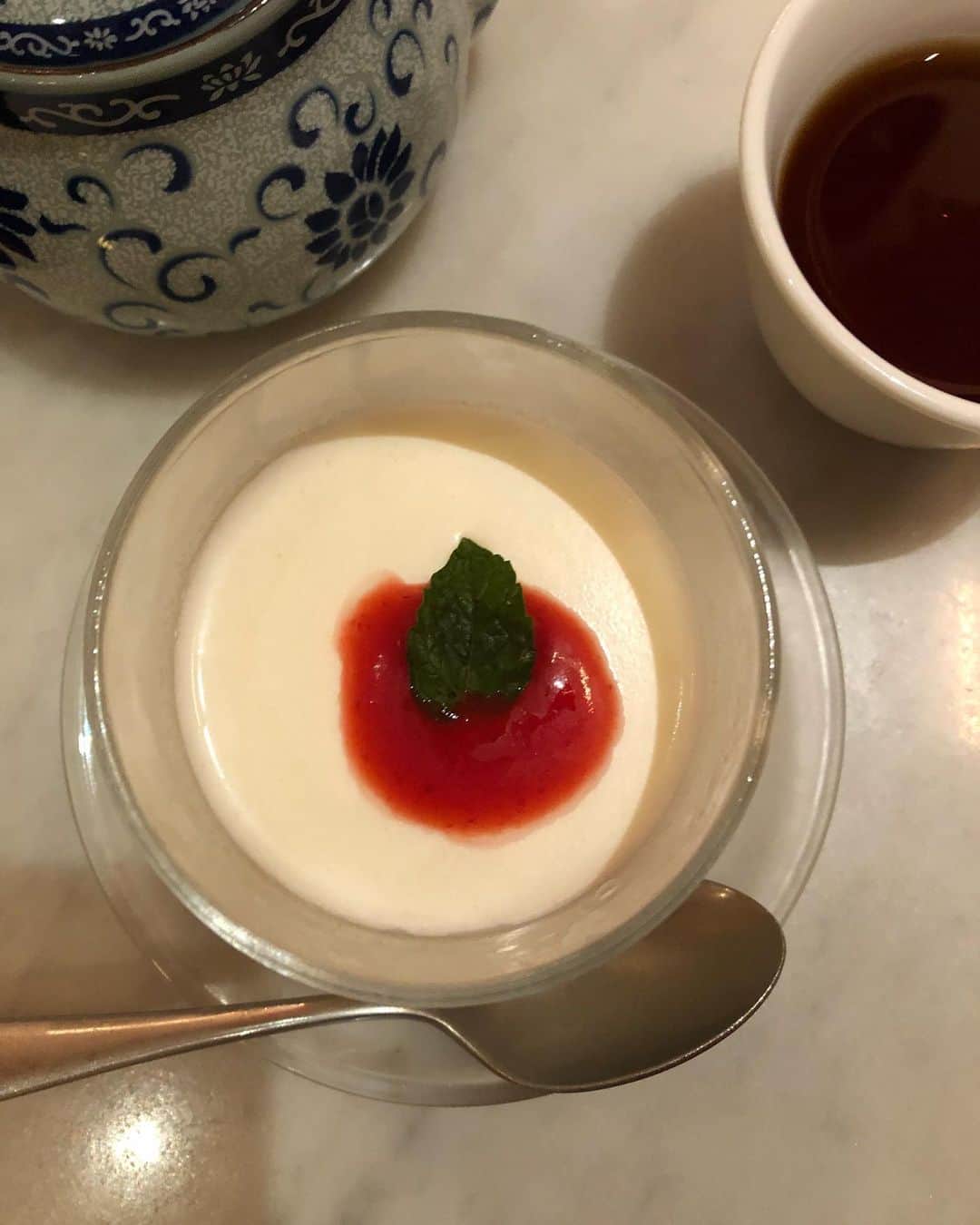 のインスタグラム：「大好物。 美味しい杏仁豆腐を見つけるのが 小さな趣味らしいです♡(ふと気付いた) #杏仁豆腐 #豊前坊の杏仁豆腐が自分の中で一位を保っている #食べたくなってきた #こちらは東京駅付近の小籠包屋さんの杏仁豆腐」