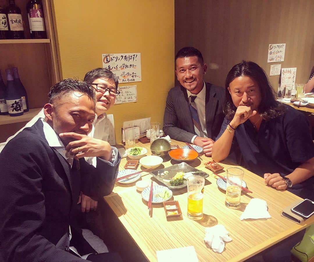 ryoma0808のインスタグラム：「昨日はマリールイズ美容専門学校の相原校長先生、教務部長の二宮先生、EARTHの山野井さんと美容会食✨﻿ 肌が黒いという共通点から相原校長先生、いや相原会長が開催してくれました😆🍻笑﻿ 第二回も楽しみです😁﻿ 有難うございました🙇‍♂️✨﻿ ﻿ #マリールイズ美容専門学校 #earth #bestar #adecreates #美容室 #美容学校 #美容会食﻿」
