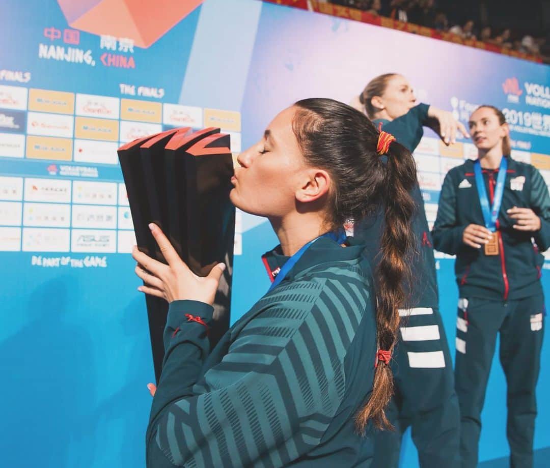 テトリ・ディクソンのインスタグラム：「Grateful for this teams’ grit. Even more grateful for my AMAZING teammates who kept me standing these past few weeks. Happy to be coming home (!!!!!!) with a championship. And exxxxtra grateful to be home on American soil for a while! 🇺🇸 . Next stop: LA for a hot second then heading to Minny to start celebrating the most important things: aka @abbymorrison!!! 💞👰🏼」