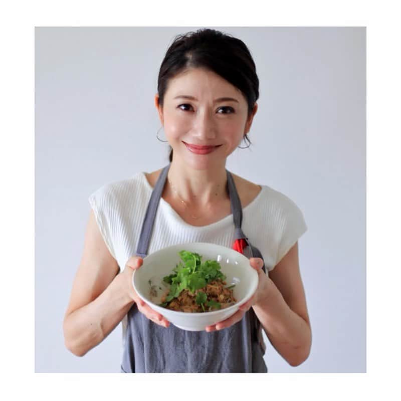 市橋有里のインスタグラム：「今週は冷やし坦々🍜豚肉、長ネギ、にんにく、ごま、パクチー…カラダに効くものしか入ってない♪作り方にひと工夫アリなので、暑い日にぜひ作ってみてくださいね。 ・ https://diet.news-postseven.com/39847 ・ #小学館 #ダイエットポストセブン #冷やし坦々麵 #夏ごはん #暑い日にぜひ #小料理屋あり」