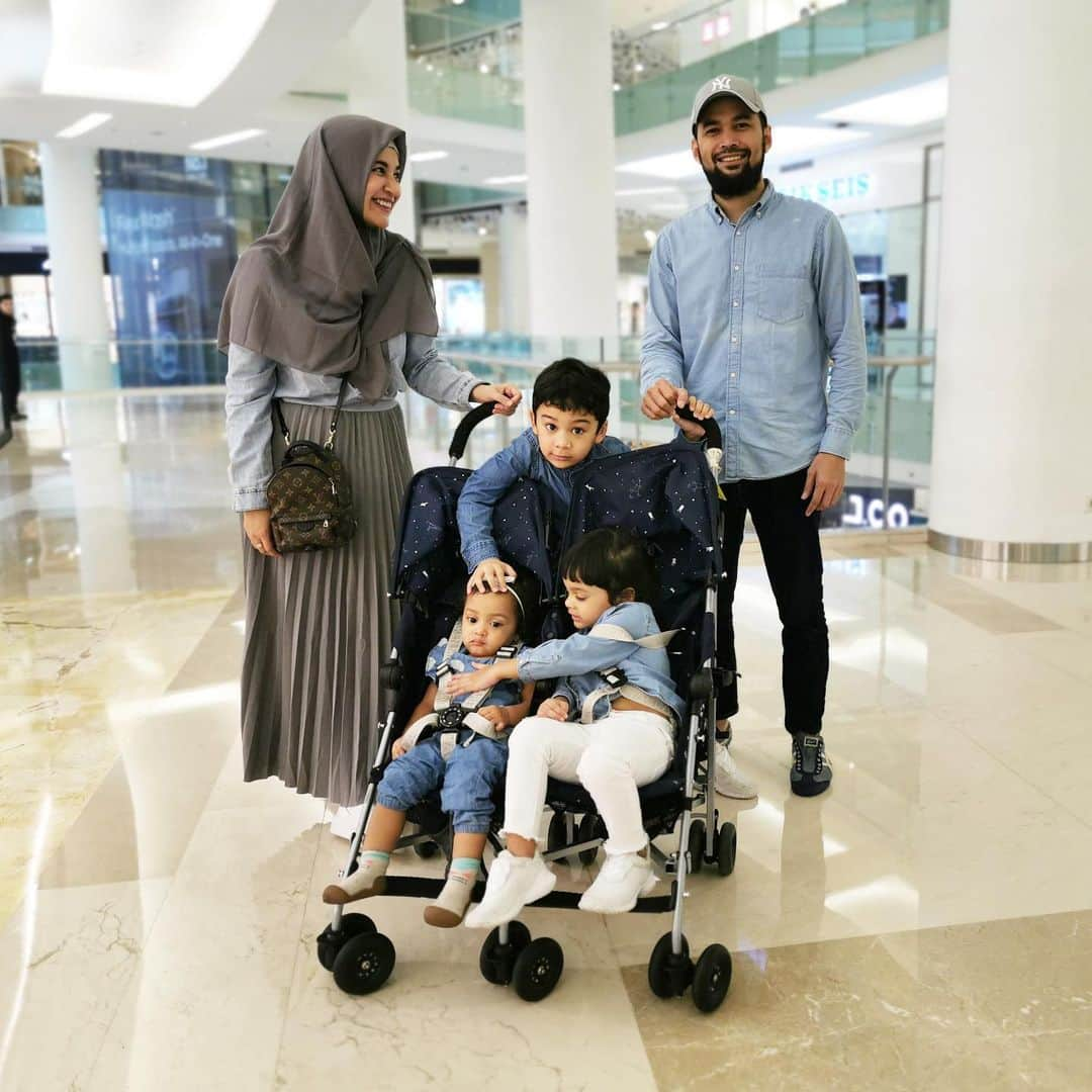 Shireen Sungkarさんのインスタグラム写真 - (Shireen SungkarInstagram)「Ketika dek sya paserah diisengin kakak kakaknya 🤪🤣sabar ya dek love u keempatnya  MasyaaAllah tabarakallah」7月9日 12時25分 - shireensungkar