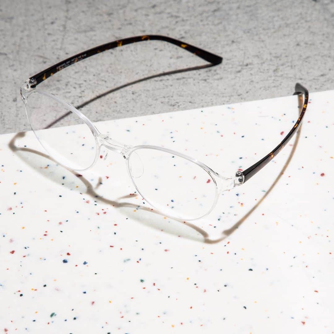 Zoff Officialのインスタグラム：「ULTRA LIGHT / ZJ191020_00A1 夏らしい涼しげな印象と、トレンド感の両方を兼ね備えた1本。 このスッキリしたルックスは、徹底した軽量化によって実現。もちろん、掛け心地もライトです。 #Zoff #FASHION #eyewearstyle #メガネ #ゾフ #Zoffコーデ」