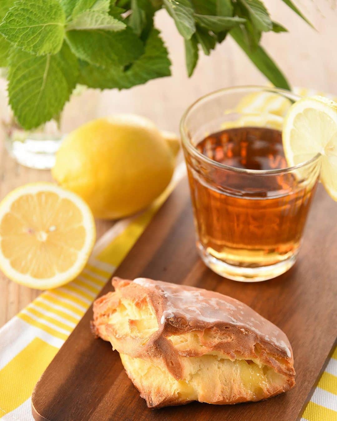 のインスタグラム：「デンマークスコーン（レモン）🍋 . 爽やかなレモンを使ったスイーツで、 ティータイムはいかがですか？  ザクッとした食感が特長のデンマークスコーン（レモン）。 . レモンフィリングを絞って三角形に仕上げ、表面はレモン果汁入りのグレーズで仕上げています☺︎ . レモンティー🍋と一緒に、 午後のティータイムにどうぞ✳︎ . #デンマークスコーンレモン #🍋 #スコーン #デンマークスコーン #レモン #ティータイム #おやつ #デザート #アンデルセン #アンデルセンのパン #パン #ベーカリー #新商品 #new . #andersen #bread #bakery #cool #summer #citrus #hygge #scone」