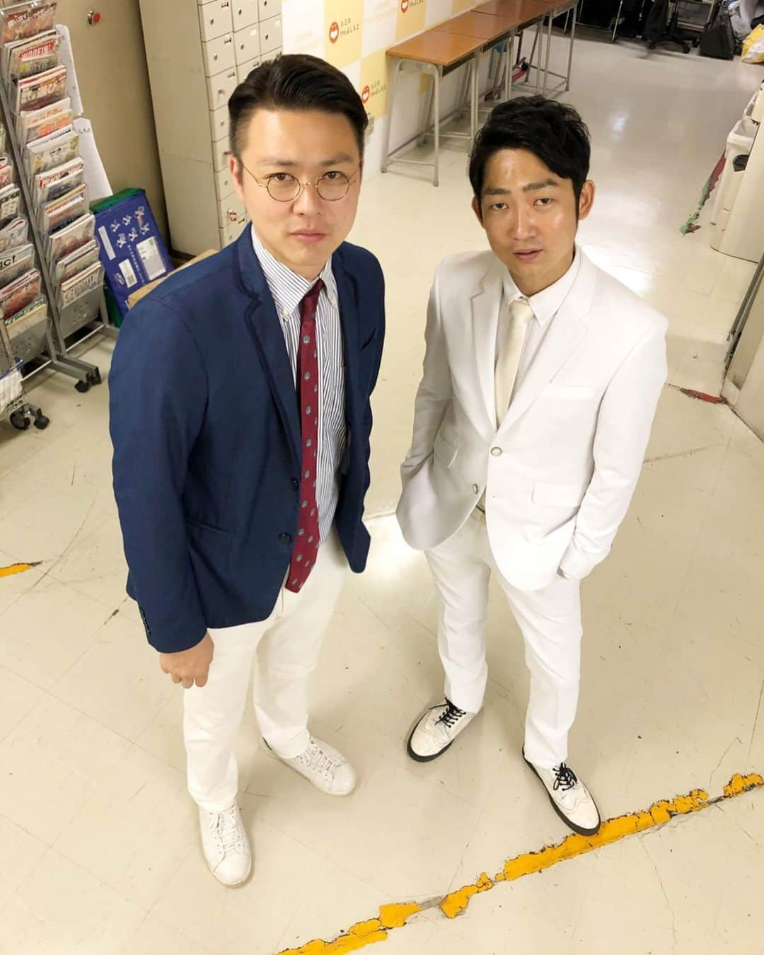 奥田修二さんのインスタグラム写真 - (奥田修二Instagram)「ご無沙汰しておりました。『シュウジとアキラ』です。  数年前ぶりに写真をお願いしたんですが、お互いどんなテンションでこのノリをしてたか忘れていたので、また一からです。距離感を詰めるところからやり直しです。  昔、一度この2人でトークライブしたことあるはずなんですけど、完全にお互い忘れてました。  あのトークライブをしたYES THEATERで単独ライブやります。  7月26日(金)学天即単独ライブ 『ANARCHY in the COMEDY SCENE』開演 19時30分(90分公演) チケット前売 2500円 会場 YES THEATER(なんばグランド花月地下)  #学天即  #単独ライブ #AiCS #NONSTYLE石田明 #アキラ #学天即奥田修二 #シュウジ #地元じゃ負け知らず #ではない #そもそも地元が違う #顔のサイズも違う #単独ライブでお待ちしてます」7月9日 12時42分 - gakutensoku_okuda_official