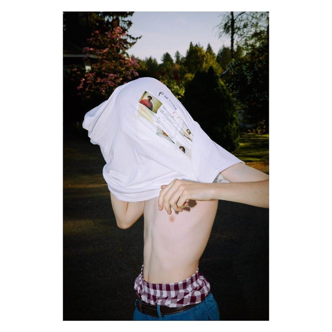 のインスタグラム：「Larryclark x F-LAGSTUF-F Collaboration Items  Online and rest of Japan retailers, releasing from July 20th 11AM #flagstuff  #larryclark  @larryclarkofficial  Photographer #KentaSawada @swdknt  Stylist#RyotaYamada @ryotayamada______ Coordination @mitsuyukinakamura」