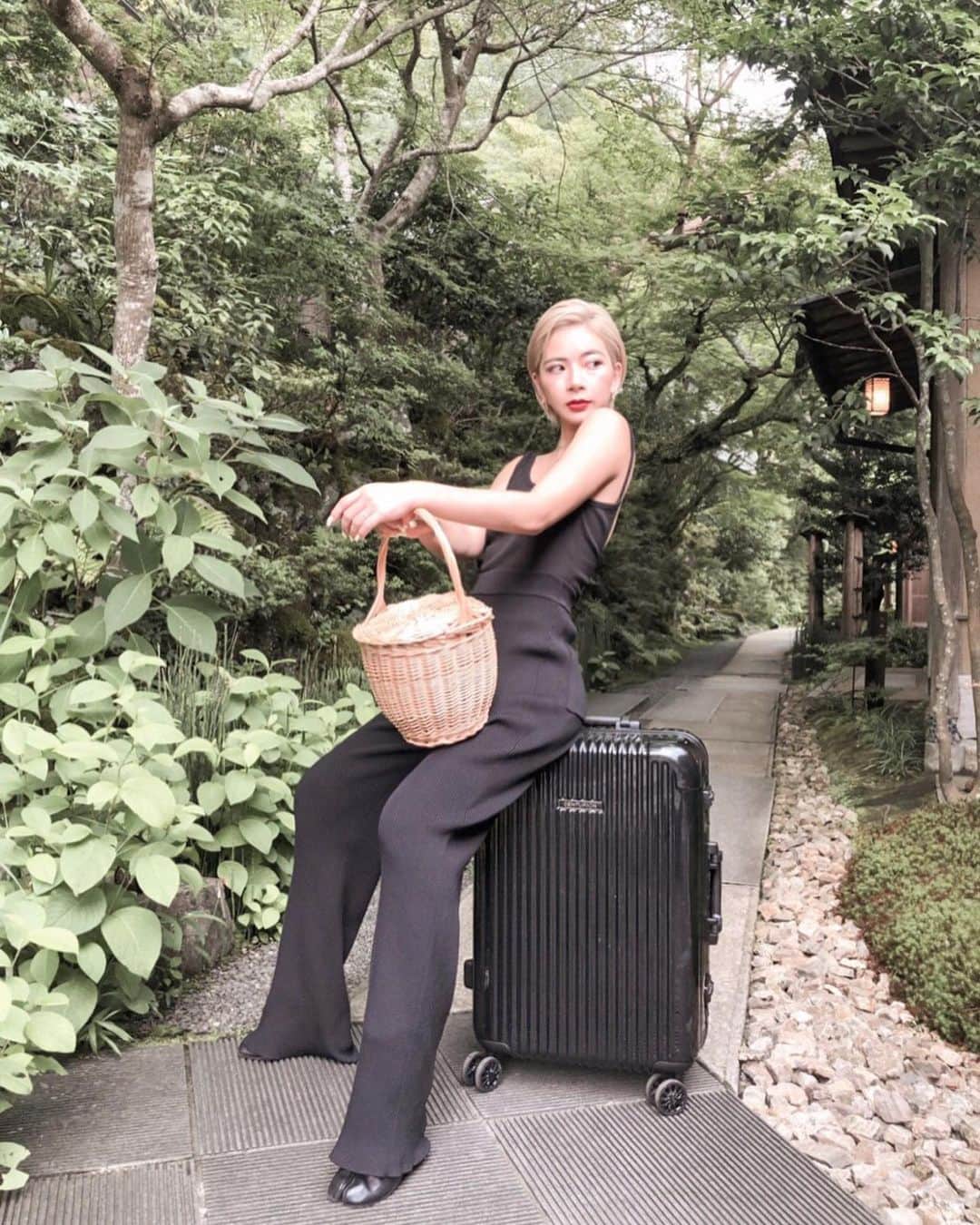 suzuka noseさんのインスタグラム写真 - (suzuka noseInstagram)「.﻿ 先週、結婚記念日を兼ねて星のや京都へ。﻿ ﻿ 憧れのホテルだったから﻿ 何着よう！！って悩みすぎた結果﻿ 一泊にしては大きめのスーツケースを持参。﻿ ﻿ だーりんとお出かけの時は﻿ スーツケース一個で行きたいから﻿ 小旅行には26インチくらいのサイズ感がベストなのです。 ﻿ さて、旦那様。﻿ 次はどこに行きましょうか🦋💚﻿ ﻿ @centurionjapanofficial ﻿ #スーツケース﻿ #センチュリオン」7月9日 12時48分 - suzukatochimoto