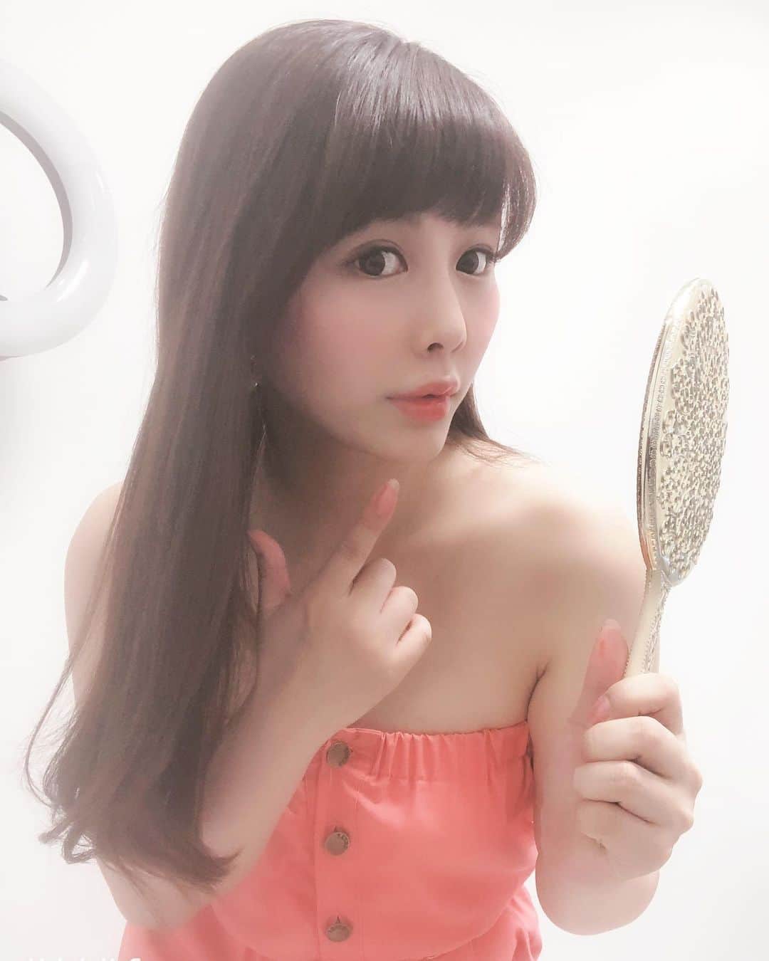 美馬怜子のインスタグラム：「ツヤ肌コラーゲンリフトから1カ月✨ ・ 輪郭がシャープになって、お肌の調子もとっても良くなったよ💕 ・ ・ 赤ちゃんのお世話をしていると下を向くことが多くて💦 たるみが気になって仕方なかったのだけど、TAC式ツヤ肌コラーゲンリフトのおかげで悩みが解消されました❤️ . . 全国展開しているTAクリニックさん🏥 今度8月1日に福岡県の天神にオープンされるそうなので、是非是非チェックしてね😉💕 . #銀座taクリニック #ツヤ肌コラーゲンリフト #福岡taクリニック #TAC式ツヤ肌コラーゲンリスト #産後ケア #たるみ解消 #ツヤ肌 #リフトアップ」
