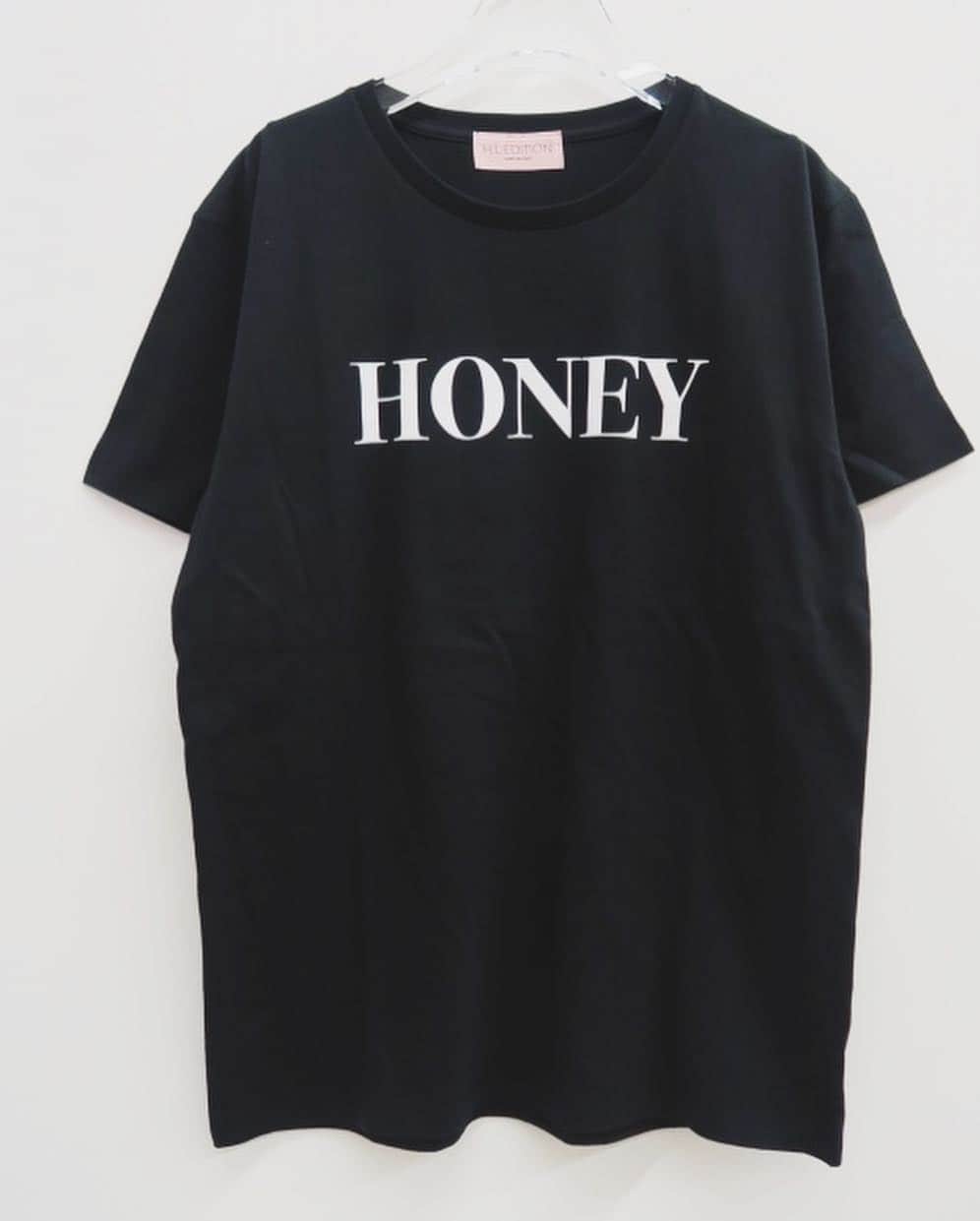 HONEY MI HONEY OFFICIALさんのインスタグラム写真 - (HONEY MI HONEY OFFICIALInstagram)「NEW IN！ @hledition_official  HONEY logoT-shirt ¥5,000  シンプルなロゴプリントのTシャツ。 カジュアルになりすぎないデザインはモードに仕上がります。 柄物のボトムスにも合わせやすい万能なアイテムです。  @honeymihoney_official  @honeymihoney_style  #HONEYMIHONEY #hledition」7月9日 12時57分 - honeymihoney_official