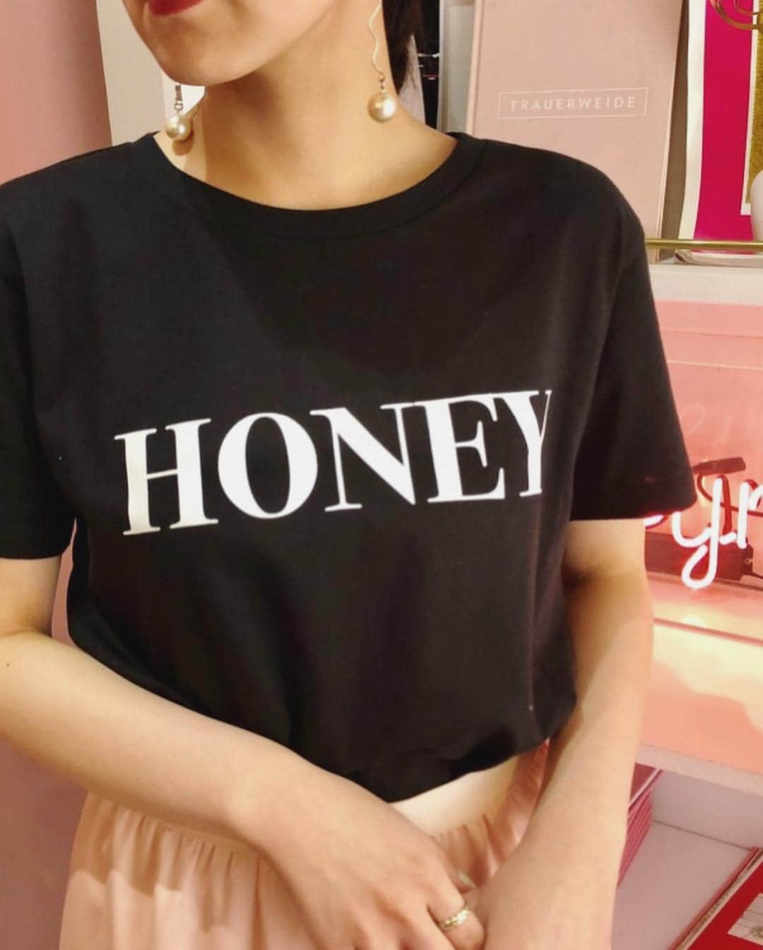 HONEY MI HONEY OFFICIALさんのインスタグラム写真 - (HONEY MI HONEY OFFICIALInstagram)「NEW IN！ @hledition_official  HONEY logoT-shirt ¥5,000  シンプルなロゴプリントのTシャツ。 カジュアルになりすぎないデザインはモードに仕上がります。 柄物のボトムスにも合わせやすい万能なアイテムです。  @honeymihoney_official  @honeymihoney_style  #HONEYMIHONEY #hledition」7月9日 12時57分 - honeymihoney_official