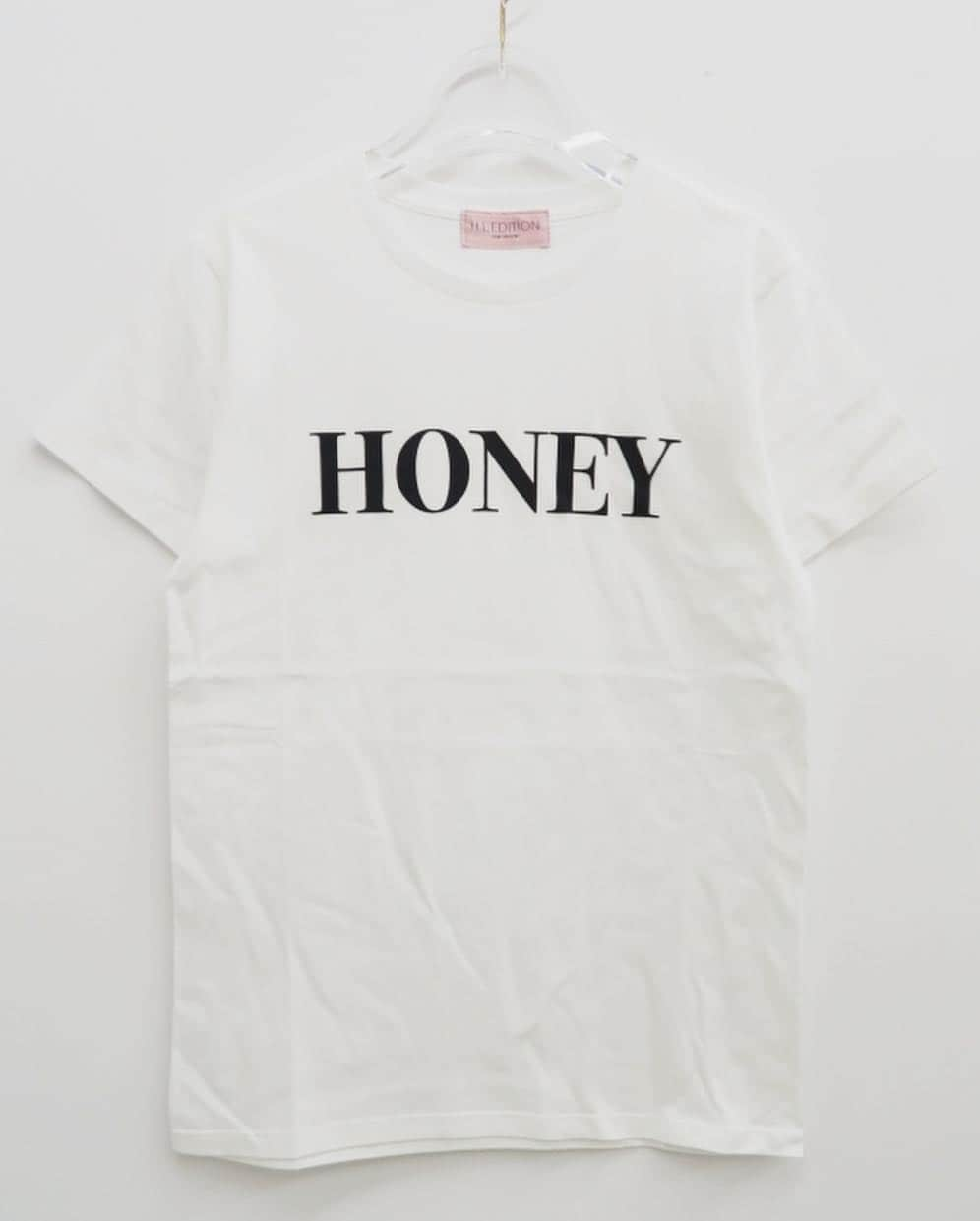 HONEY MI HONEY OFFICIALさんのインスタグラム写真 - (HONEY MI HONEY OFFICIALInstagram)「NEW IN！ @hledition_official  HONEY logoT-shirt ¥5,000  シンプルなロゴプリントのTシャツ。 カジュアルになりすぎないデザインはモードに仕上がります。 柄物のボトムスにも合わせやすい万能なアイテムです。  @honeymihoney_official  @honeymihoney_style  #HONEYMIHONEY #hledition」7月9日 12時57分 - honeymihoney_official