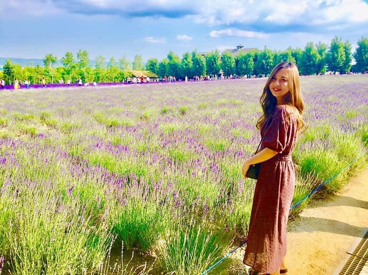 西村季里子のインスタグラム：「・ 富良野のラベンダー畑にも観光に…💐 めちゃくちゃ綺麗だった〜🥺✨✨ 天気がよすぎて景色最高すぎたね🌈 でも逆に眩しすぎるのと逆光とで 写真撮るのは難しかった😎💔 また行きたいところが増えた🌷 #北海道#旅行#北海道旅行 #札幌 #富良野#ラベンダー畑#ラベンダー #晴天#天気#逆光#写真#笑顔 #follow #followme」