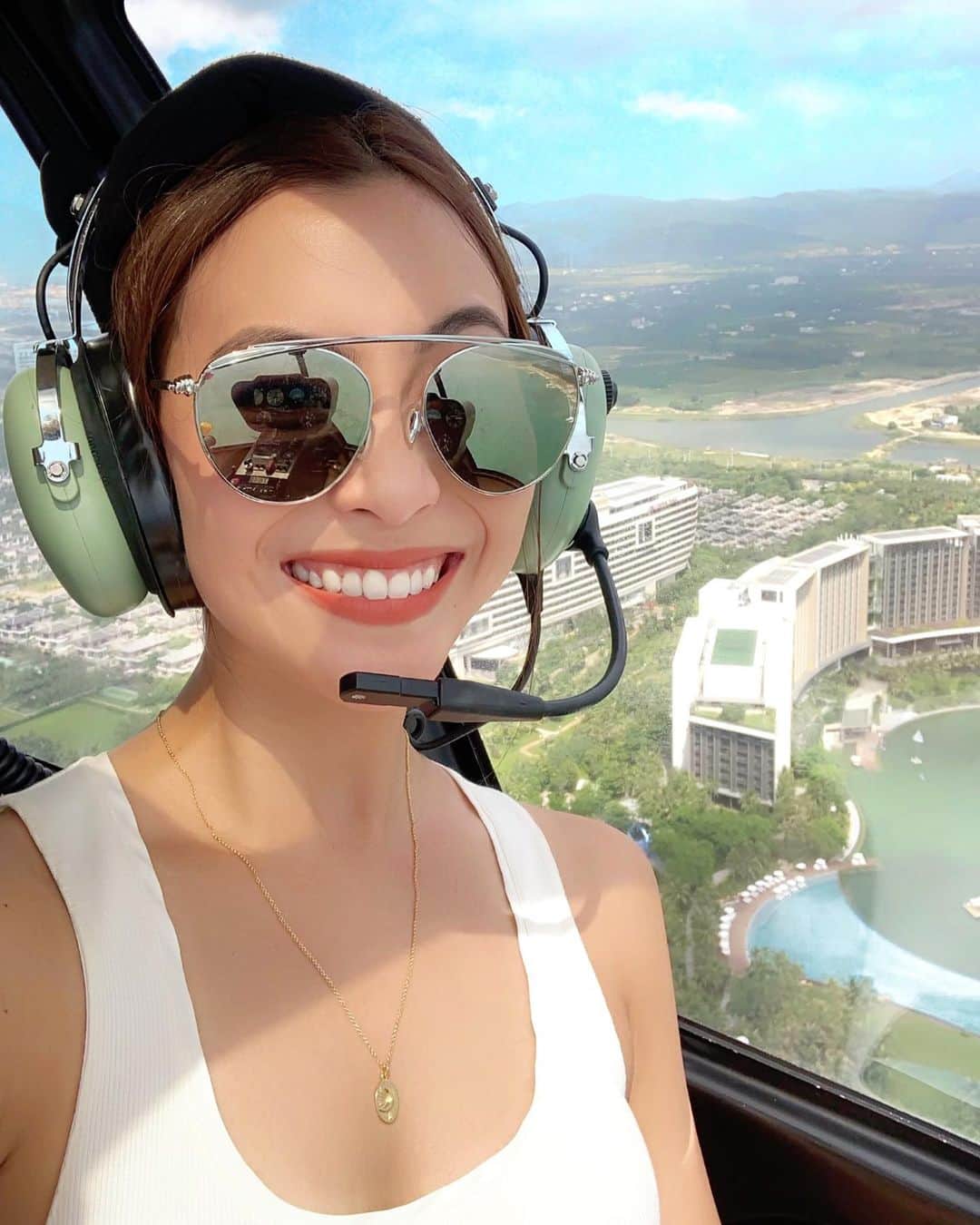 ソニアのインスタグラム：「Today’s adventure!! Would you trust me to be your pilot tho 🤔 Honestly the beaches here are so clean and stunningly blue. 🌊 I’m lucky to have had the chance to go on several helicopter rides in different countries, but every flight is a different experience - which is why I couldn’t stop grinning in excitement 🦋 Heading off to Haikou today!  @ssbdtravel #luxury #china #sanya #travelssbd #travel #vacation #hainan #islandlife #shotoniphone」
