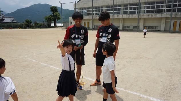 長沼洋一さんのインスタグラム写真 - (長沼洋一Instagram)「昨日は西日本豪雨復興支援活動の一環で小学校訪問してきました。小学生元気いっぱいでした^_^ #愛媛FC #西日本豪雨 #復興支援活動」7月9日 13時24分 - yoichi.sanf