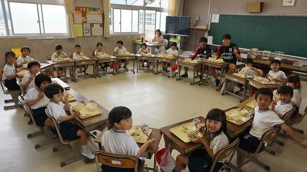 長沼洋一さんのインスタグラム写真 - (長沼洋一Instagram)「昨日は西日本豪雨復興支援活動の一環で小学校訪問してきました。小学生元気いっぱいでした^_^ #愛媛FC #西日本豪雨 #復興支援活動」7月9日 13時24分 - yoichi.sanf