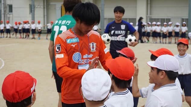 長沼洋一のインスタグラム：「昨日は西日本豪雨復興支援活動の一環で小学校訪問してきました。小学生元気いっぱいでした^_^ #愛媛FC #西日本豪雨 #復興支援活動」