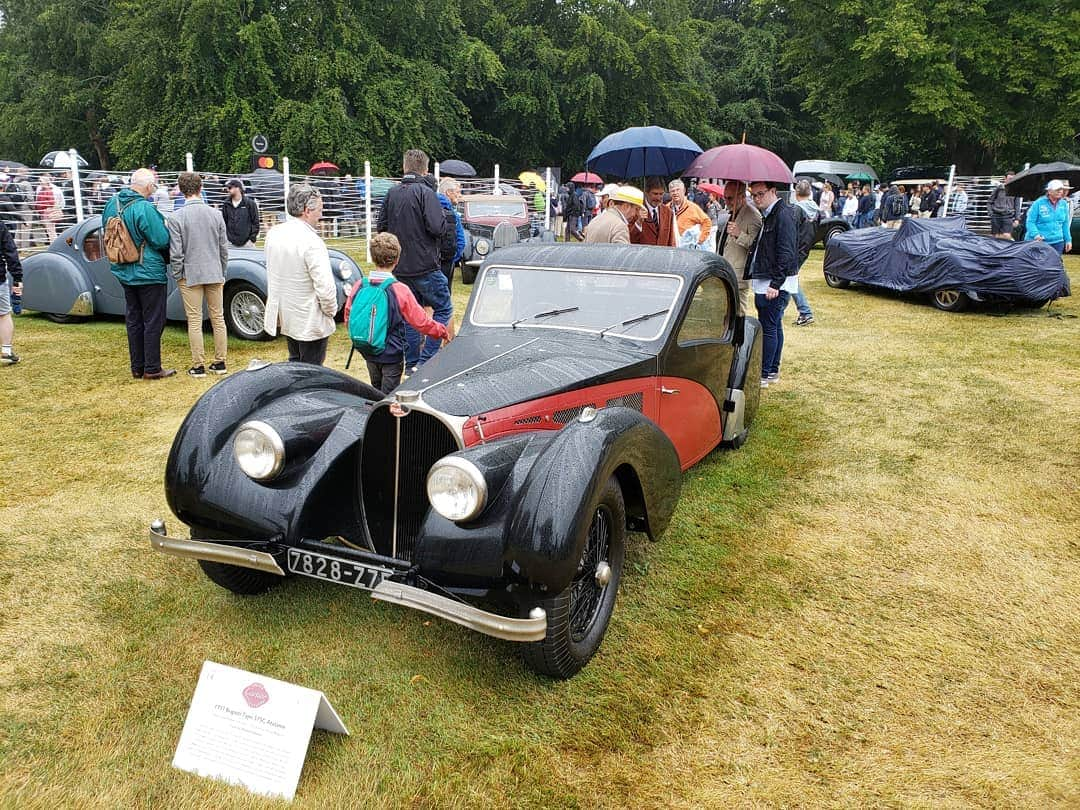 前澤友作さんのインスタグラム写真 - (前澤友作Instagram)「type57が5台！雨の中も展示されていました。 #やまけんレポート  Five Type 57s exhibited in the rain.  #Goodwood #goodwoodfos #FOS #Bugatti #type57」7月9日 13時36分 - mzsupercar