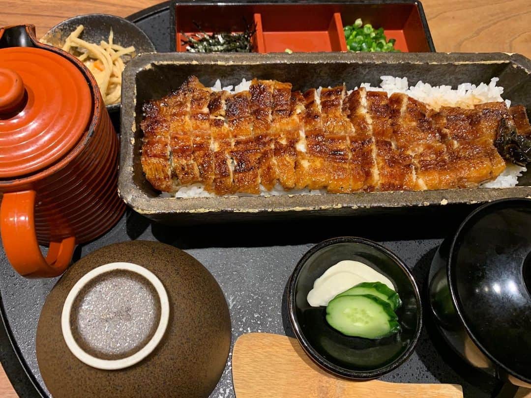 小椿希美のインスタグラム：「・ 名古屋でおススメのお店です✨ ・ うなぎ 4代目 菊川さん 「一本ひつまぶし」 ・ 一本うなぎを堪能出来る 菊川さんの定番メニューです。 約280ｇのうなぎを 1本使っていて ボリューム満点ですが ぺろりと食べられます😋✨ 外はカリッと香ばしく 中はふんわり柔らかい うなぎをお腹いっぱい食べられる ご褒美ランチです♡ 名古屋の友人が働いている お店でもあるので 「名古屋飯食べたい！」の リクエストがある時に ご紹介しているお店です。 ・ 今回は、松本から友人が 出張で名古屋に来たので ランチをご一緒してきました☺️ 友人も大絶賛！ 安定の美味しさでした☺️☺️☺️ お仕事の話もたくさんして うなぎパワーもついた ランチタイムでした😊✨ ・ 今日は、夕方から お料理レッスン☻* 予約満席ありがとうございます✨ 常連さんのお名前が ずらりだったので お会い出来るのが楽しみです♫ ・ #名古屋#名古屋ランチ#名古屋飯 #ひつまぶし#グローバルゲート #うなぎ4代目菊川#一本まぶし #一本うなぎ#長野県#松本市 #松本から名古屋へようこそ #しなの#2時間#コーヒーも飲めるうなぎ屋さん」