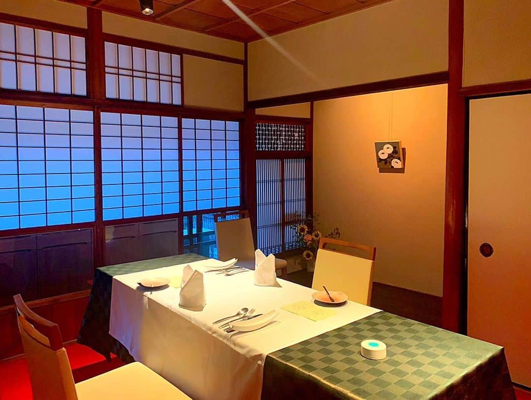 百合華さんのインスタグラム写真 - (百合華Instagram)「京都の東山にある国登録有形文化財をリノベーションされたフレンチのお店『貴匠桜』にてディナータイム🍽﻿ ﻿ 鹿の角で作られたお洒落なシャンデリアがお出迎えしてくれます🥰﻿ ﻿ 京町家の落ち着いた雰囲気を感じながら個室でフレンチのコース料理をいただけるなんて京都ならではの拘りを感じますね✨﻿ ﻿ コース料理の画像はまた次回UP致します💕﻿ ﻿ #京都 ﻿ #東山﻿ #国登録有形文化財﻿ #貴匠桜﻿ #フレンチ料理﻿ #コース料理﻿ #ディナータイム﻿ #コンセプト﻿ #リノベーション」7月9日 13時29分 - yurika.lovelily