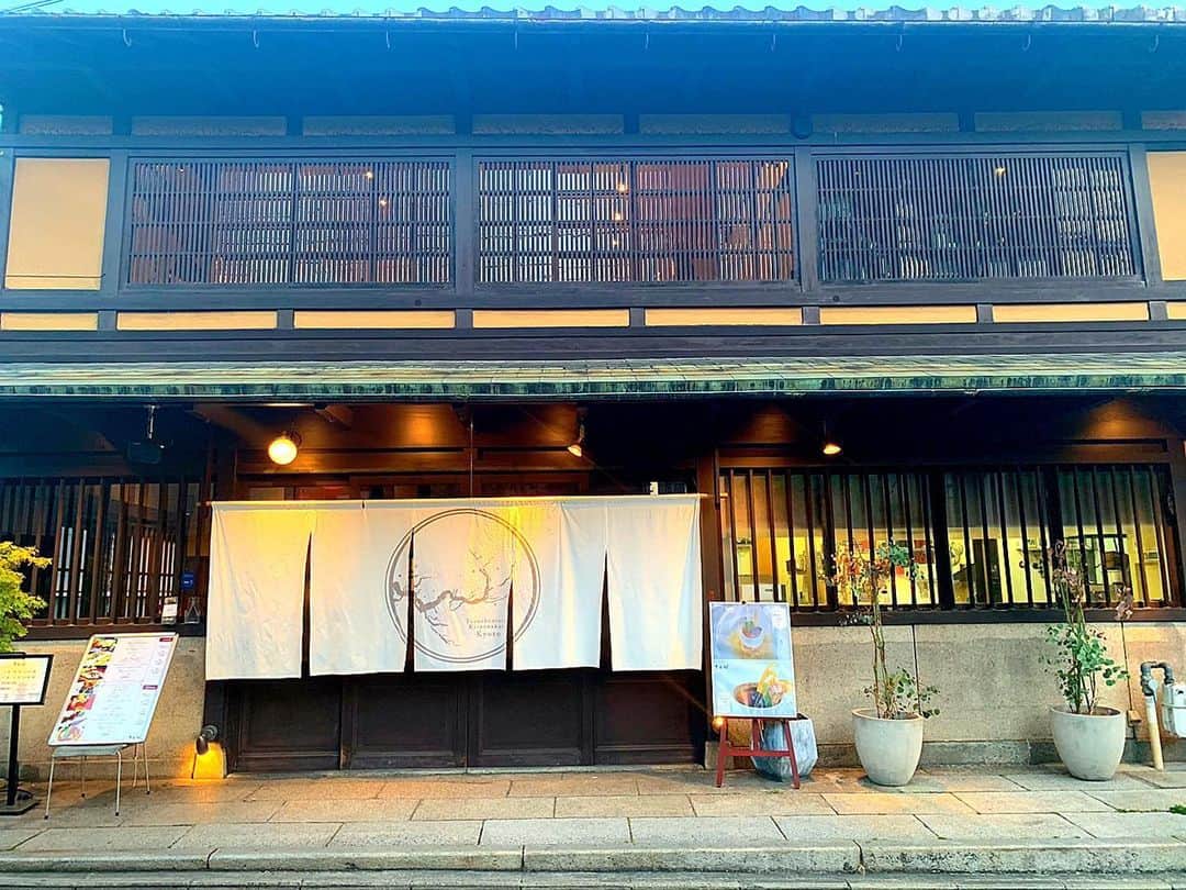 百合華さんのインスタグラム写真 - (百合華Instagram)「京都の東山にある国登録有形文化財をリノベーションされたフレンチのお店『貴匠桜』にてディナータイム🍽﻿ ﻿ 鹿の角で作られたお洒落なシャンデリアがお出迎えしてくれます🥰﻿ ﻿ 京町家の落ち着いた雰囲気を感じながら個室でフレンチのコース料理をいただけるなんて京都ならではの拘りを感じますね✨﻿ ﻿ コース料理の画像はまた次回UP致します💕﻿ ﻿ #京都 ﻿ #東山﻿ #国登録有形文化財﻿ #貴匠桜﻿ #フレンチ料理﻿ #コース料理﻿ #ディナータイム﻿ #コンセプト﻿ #リノベーション」7月9日 13時29分 - yurika.lovelily