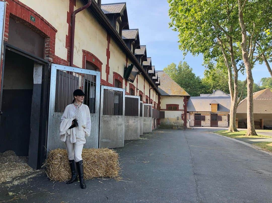 桐島かれんさんのインスタグラム写真 - (桐島かれんInstagram)「ドーヴィルの競馬場にて。 着ているのは、ハウスオブロータスの秋冬コレクション。 #ハウスオブロータス #houseoflotus #ドーヴィル #フランス」7月9日 13時29分 - houseoflotuskaren