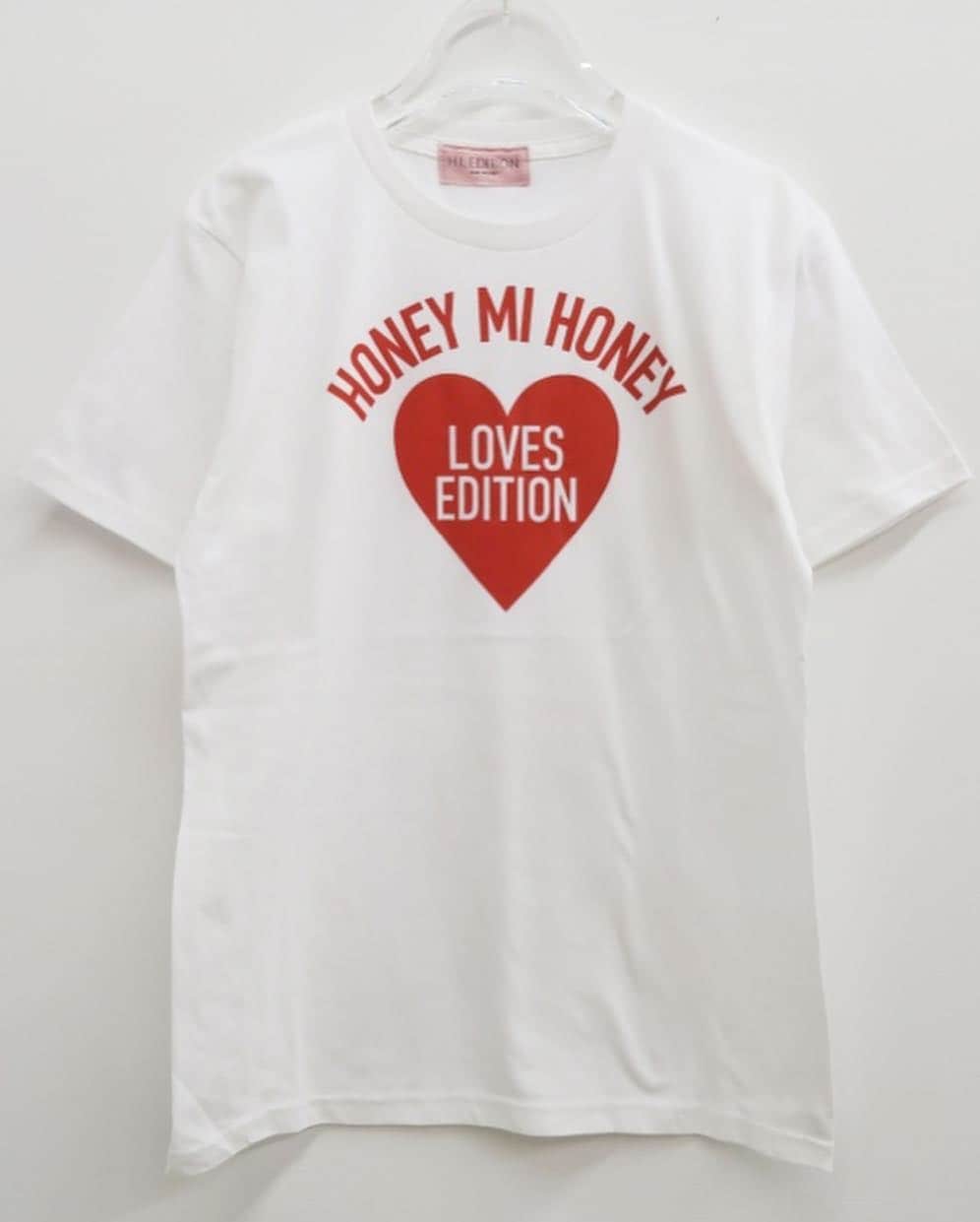 HONEY MI HONEY OFFICIALさんのインスタグラム写真 - (HONEY MI HONEY OFFICIALInstagram)「NEW IN！  @hledition_official  heart logo T-shirt ¥5,000  キャッチーなハートプリントとロゴのコンビネーションが特徴的なTシャツ。 2サイズ展開でインナーとしても使いやすいSサイズと少しオーバーサイズなL。 1枚でもコーディネートの主役になるデザインはデニムはもちろんガーリーなコーディネートにも相性◎  @honeymihoney_official  @honeymihoney_style  #HONEYMIHONEY #hledition」7月9日 13時32分 - honeymihoney_official