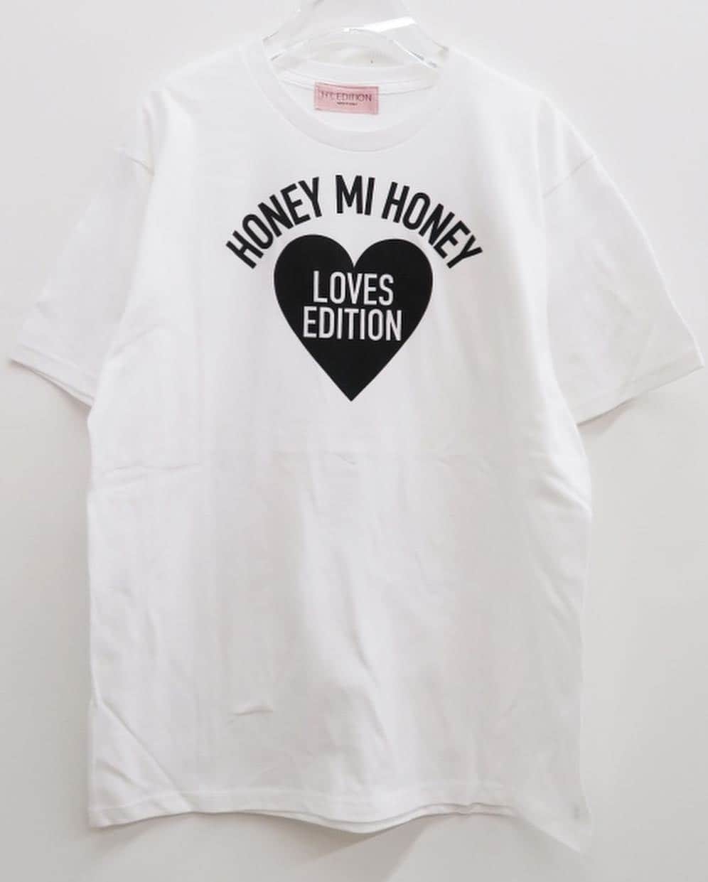HONEY MI HONEY OFFICIALさんのインスタグラム写真 - (HONEY MI HONEY OFFICIALInstagram)「NEW IN！  @hledition_official  heart logo T-shirt ¥5,000  キャッチーなハートプリントとロゴのコンビネーションが特徴的なTシャツ。 2サイズ展開でインナーとしても使いやすいSサイズと少しオーバーサイズなL。 1枚でもコーディネートの主役になるデザインはデニムはもちろんガーリーなコーディネートにも相性◎  @honeymihoney_official  @honeymihoney_style  #HONEYMIHONEY #hledition」7月9日 13時32分 - honeymihoney_official