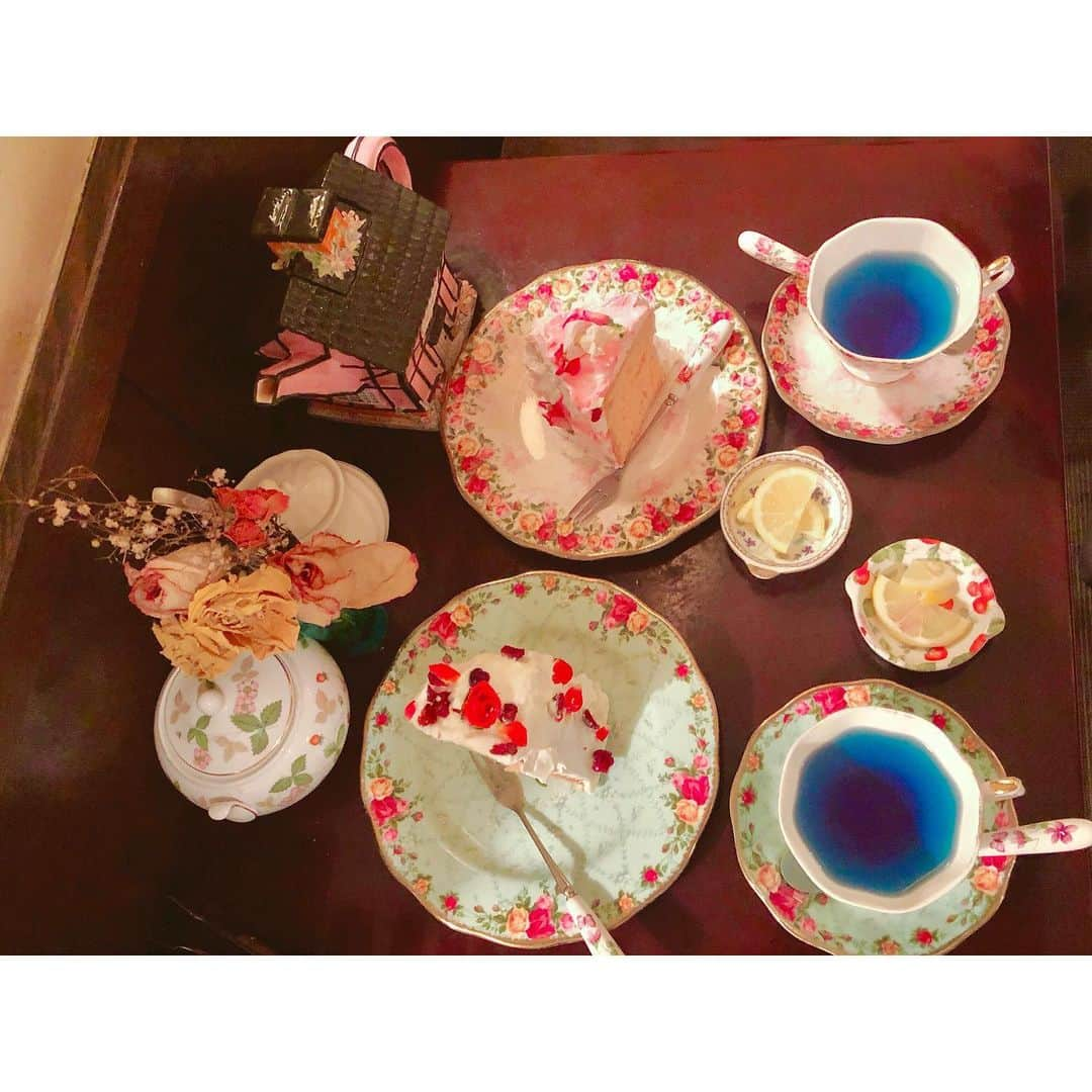 まぁむさんのインスタグラム写真 - (まぁむInstagram)「♡ . . カフェ シャンソニエ アコリット さんでみゃこちゃんとお茶してきました(∩ˊ꒳​ˋ∩)･* 目白駅からすぐの所にあるので雨でもそんなに苦では無かったです⭐️ . . ケーキセットを頼んだのですが 食べれるお花がのっててすごいかわいい、、、 お茶はバタフライピーを興味本位で頼みました！ マメ科の植物のお茶らしいですが、確かにそんなかんじのほっこりする味がしました(*ˊᵕˋ*)੭ ੈえ、かわいい、、、 . . 食器も自分で選べたり 可愛いもの好きな人は本当に行った方がいい( ˃ ˄ ˂̥̥ ) すごいなんか勝手に貴婦人の気持ちになって過ごすことができます。(●ᵔᴗᵔ)(ᵔᴗᵔ๑)✩ アフタヌーンティーもめっちゃ気になる、、、 ケーキだけじゃなくて軽食とかもあるのでランチもできます💮 予約ができるみたいなので予約していったほうがよさそうでした♡ . . . みゃこちゃんは定期的にご飯に一緒に行ってくれるし可愛いし優しいので大好きなんですが、最近バンドをはじめたらしいので皆チェックしましょうね( ◜◒◝ )♡ @myakkomyako . . . #アコリット#カフェ巡り#バタフライピー#エディブルフラワー #目白#目白カフェ#afternoontea#喫茶店#可愛いカフェ#sweets#カフェシャンソニエアコリット#まぁむちゃんのカフェ巡り」7月9日 13時46分 - maamland