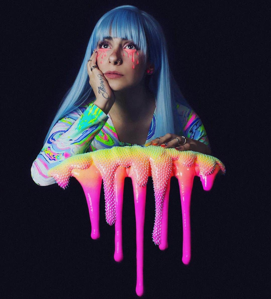 ミランダ・イバネスのインスタグラム：「@sopopomo es de mis artistas plásticas favoritas !!! Un día de la nada me mando un mensaje y explote de emoción ! 🤯  Dan es de Texas ! Estudio artes y se dio a conocer por lo colorido de sus piezas, sus formas divertidas y fuera de lo común! 🥰  @morfologico 📷✨ #sopopomo ❇️ @dollskill 👗」