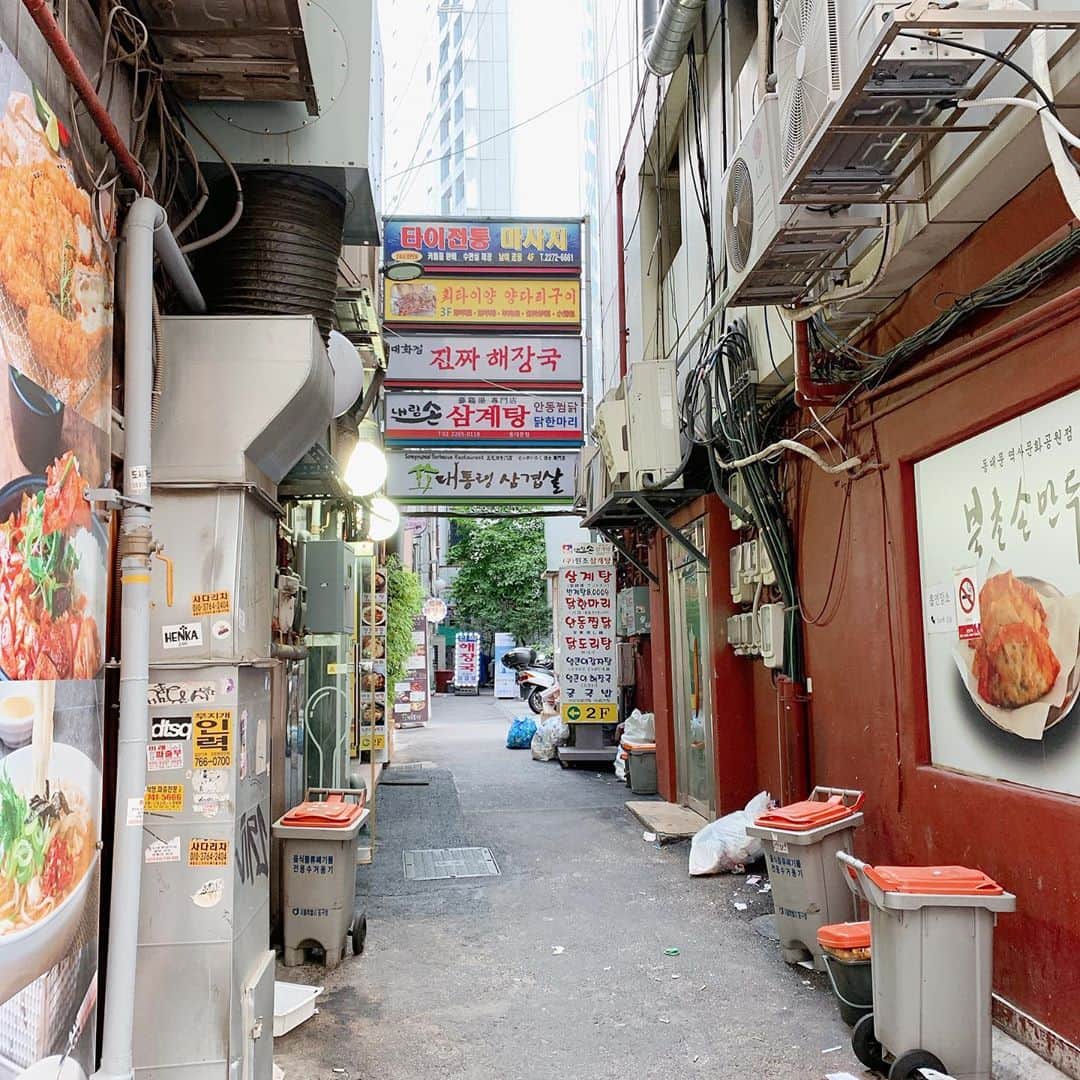 今野ゆいさんのインスタグラム写真 - (今野ゆいInstagram)「二泊三日の韓国旅行✈️ ひたすら食べて買い物して 疲れたらマッサージして の繰り返し。 料理は美味しいものばかりで 東大門にあるサムギョプサル(河南デジチッ) が美味しいよ🍴 今回時間がなくて東大門と南大門しか いけなかったけど、早くまた韓国行きたい ってなっちゃうぐらい楽しかった♡✨ #韓国 #旅行 #카페 #맛집 #여행 #グルメ」7月9日 13時43分 - yui_85_