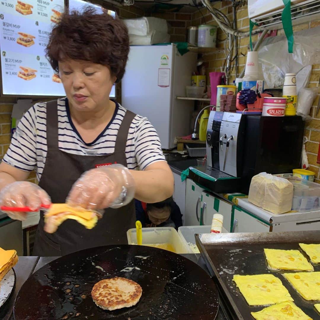 今野ゆいさんのインスタグラム写真 - (今野ゆいInstagram)「二泊三日の韓国旅行✈️ ひたすら食べて買い物して 疲れたらマッサージして の繰り返し。 料理は美味しいものばかりで 東大門にあるサムギョプサル(河南デジチッ) が美味しいよ🍴 今回時間がなくて東大門と南大門しか いけなかったけど、早くまた韓国行きたい ってなっちゃうぐらい楽しかった♡✨ #韓国 #旅行 #카페 #맛집 #여행 #グルメ」7月9日 13時43分 - yui_85_