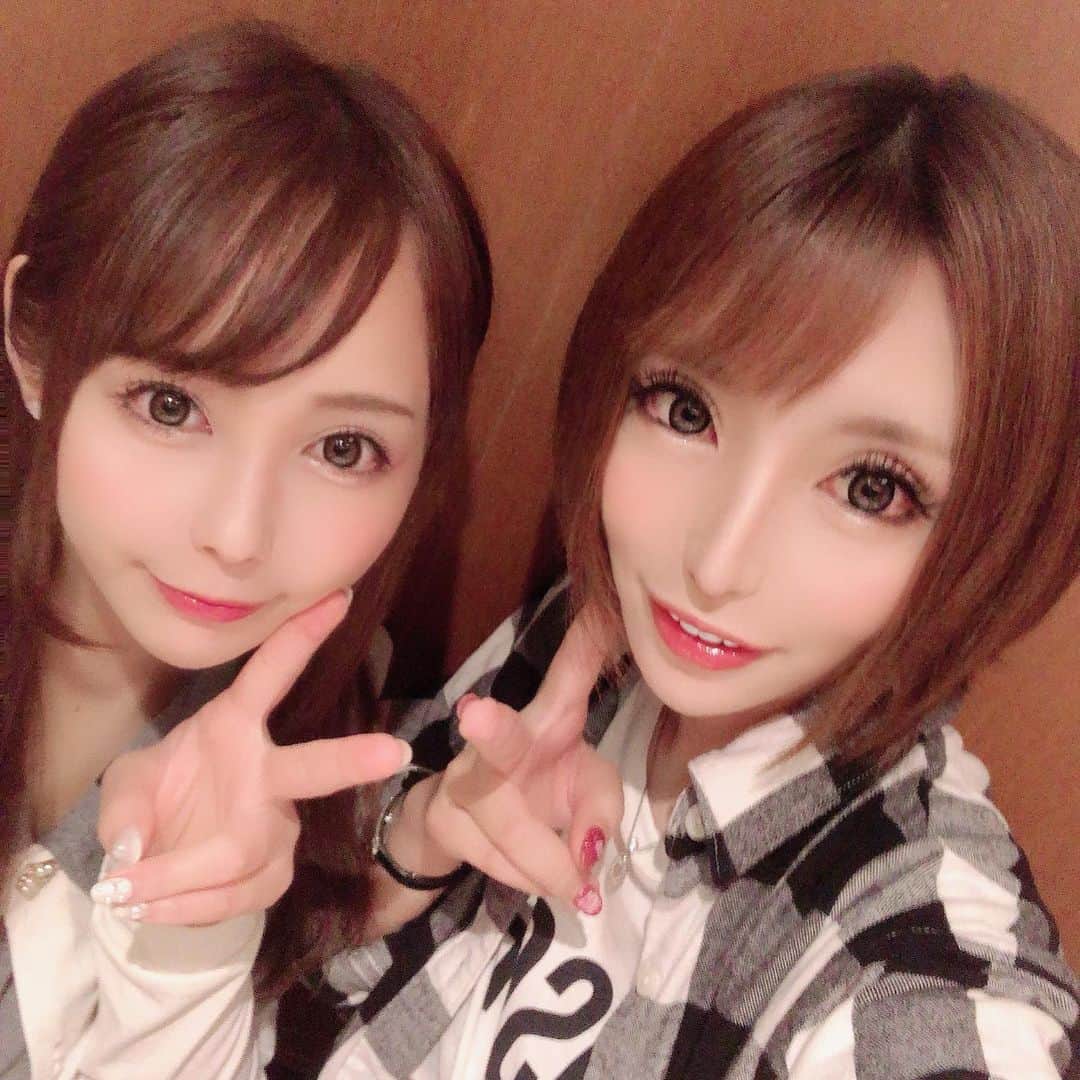 葉月七瀬のインスタグラム：「日曜はるーちゃんとフグでご飯🐡💕 てっさ、てっちり、皮刺し、雑炊食べて おなかいっぱい～で この後何する？って話してたら 誕生日ケーキが…🎂💓 サプライズすぎて嬉しい🥺💖 . そしてそして誕プレも(´⸝⸝•ω•⸝⸝`)！ FURLAのブルーのバッグを プレゼントしてもらった🥰 ちょー嬉しい💓💓 大事に使う～✨ ハニーちゃんにお祝いしてもらえて 幸せな日曜でした◟꒰◍ ´꒳` ◍꒱◞ . #佳苗るか #嫁  #ふぐ  #誕生日ケーキ #誕生日プレゼント  #furla」