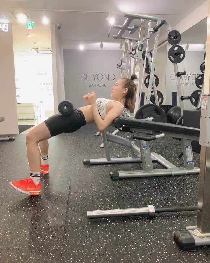 ハピネス笑舞のインスタグラム：「ヒップストラスト🍑 少しづつ前までの体重に近づいてるぞ！笑 じっくりいこう🙆‍♀️🔥 二の腕の筋肉の筋を綺麗に出して肩からにかけてのシルエットを綺麗にしたいなぁ💪 まずは絞って体脂肪率を落とさなくては💁！ お家や日頃の生活で気をつけていること↓ ・ドローイング〜お腹に力をいれて、へこませて呼吸をとめて１５秒×3セット →ウエストを細くする効果、腸を元の位置にもどして快便にする効果。 ・腹筋〜収縮しているとき（肋骨と骨盤をくっつけるイメージ）に息をはく。それと同時にひねるうごきをいれるとウエストがすっきり！ ・ブルガリアンスクワット〜ペットボトルを両手にもって、片足のスネをイスや土台に乗せる。上半身は前傾になり、前足のひざが動かないように固定してお尻を後ろの方に落とすことを意識して、そのままスクワット。お尻の付け根の部分にアプローチしてぐっとお尻が上がります！  などなどかな🧐 私は２日に一回、ジムにいくのとどこかしら絶対筋肉痛なので様子を見ながらやります！！ 他に意識的にやってることといえば、サプリを毎朝、トレーニング前後で飲むこと。お水をたくさんのむこと。食事をとる時間の感覚を3〜4時間にして、こまめにタンパク質をとること。🙆‍♀️💪 #smile#love#fashion#girl#六本木#銀座#歌舞伎#北新地#中洲#すすきの#大阪#北海道#キャバ嬢#長谷川笑舞#バルセロナ#桃李#おっぱい#巨乳#キャバ嬢と繋がりたい#カジュアル#ショートヘア#仲良し#ジム#バースデー#札幌#劇団桃李#happiness#hカップ#ダイエット#diet」