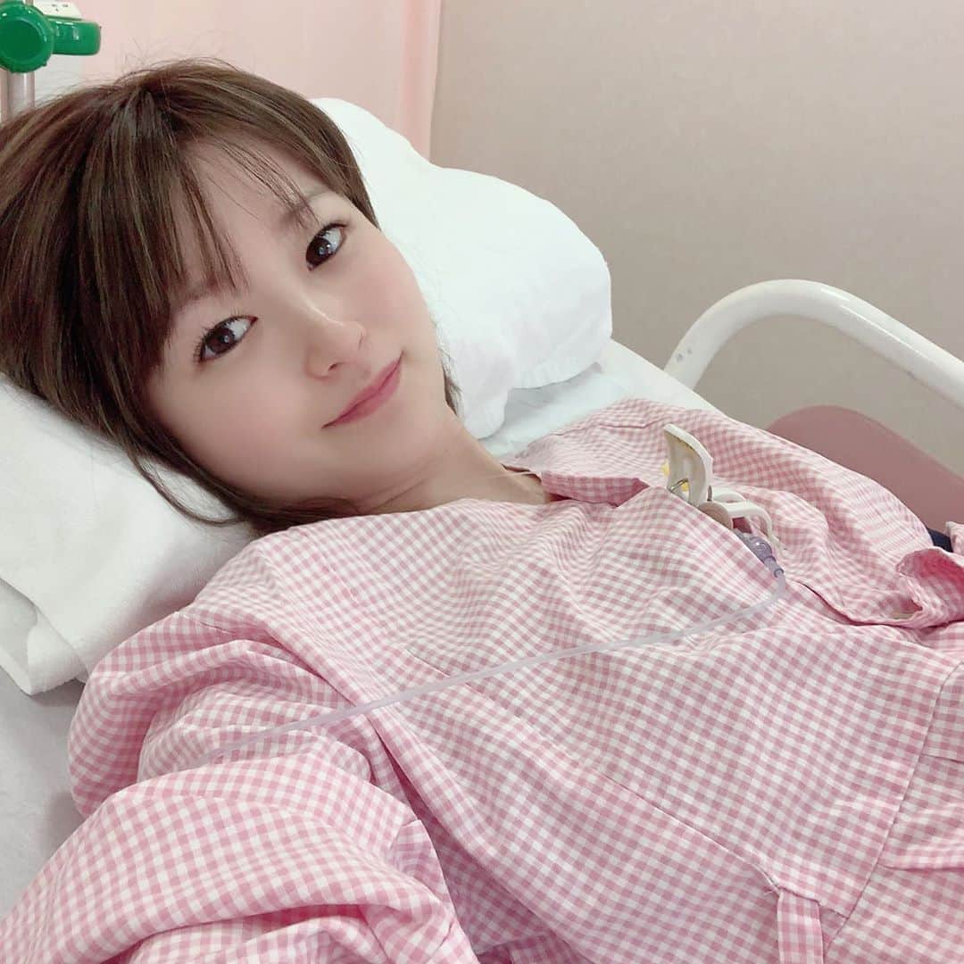 しほの涼のインスタグラム：「いよいよ💋 妊婦生活にバイバイ🤰💕 夢だった #陣痛なう 出来た😂😂 恥骨が割れそうに痛いけど、お腹は痛くない不思議‼️‼️ 子宮口6cm。あと半分😹💕 ファイト!自分と赤ちゃん🤱  #陣痛 #お産 #初産 #初産婦 #初産ママ #子宮口6cm #出産レポ  #出産レポママリ」