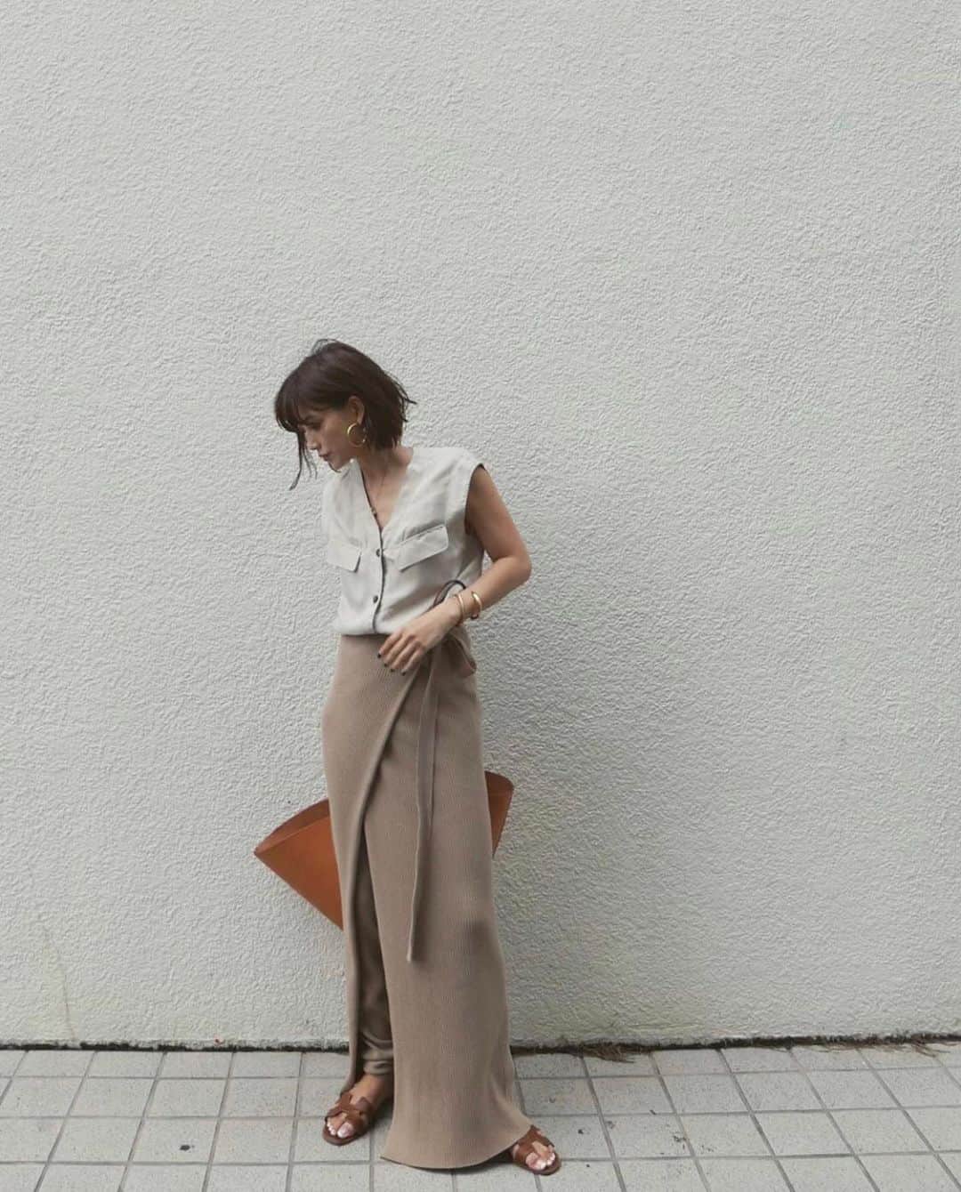 JUNNAのインスタグラム：「🤭新作たち... このボトム絶対2色買い。 ・ ・ ・ top/ #キュプラノースリシャツ  7/11発売 bottom/ #ラップスカートレイヤードレギンス  7/25発売 bag/ @laurenmanoogian sandal/ #hermès  bangle・pierce/ #loewe necklace/ #oldceline ・ #junna👠 #156cm #etretokyo #レギンス #ロエベ #ワントーンコーデ#2019ETREss」