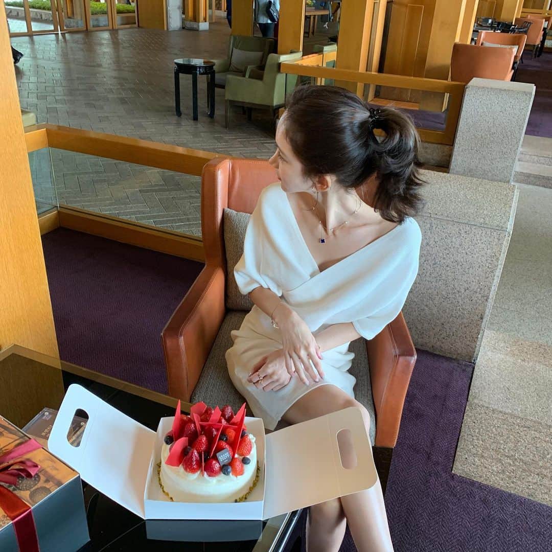 キム・ミニさんのインスタグラム写真 - (キム・ミニInstagram)「앙증맞은 딸기 케이크 🎂 내가 다 먹어버릴꺼야 ♥️ #Minimalismseoul #Mimiwor」7月9日 14時15分 - mimiwor