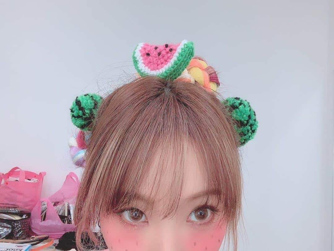 LiSAさんのインスタグラム写真 - (LiSAInstagram)「夏ですね🍉 #LiSA #たばたさんお手製のスイカ #たばたばへあー #りさへあめいく」7月9日 14時15分 - xlisa_olivex