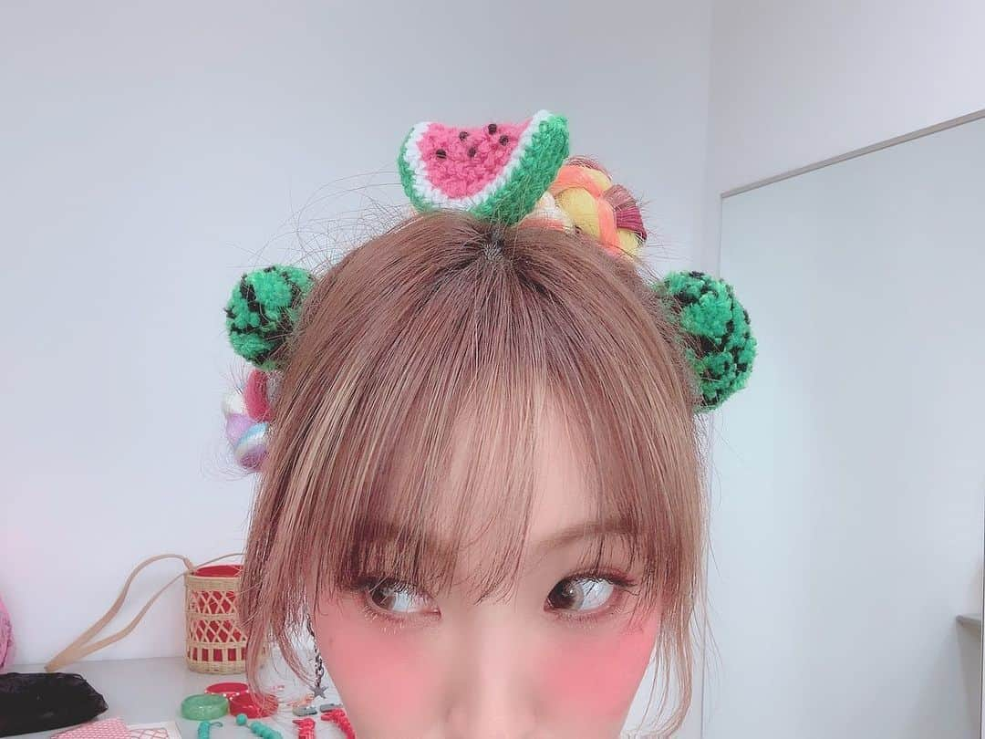 LiSAさんのインスタグラム写真 - (LiSAInstagram)「夏ですね🍉 #LiSA #たばたさんお手製のスイカ #たばたばへあー #りさへあめいく」7月9日 14時15分 - xlisa_olivex