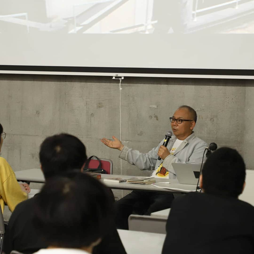 東京造形大学 Tokyo Zokei Universityさんのインスタグラム写真 - (東京造形大学 Tokyo Zokei UniversityInstagram)「_ 映画『ゼロの焦点』や『のぼうの城』など多数の作品で監督を務めてきた犬童一心氏（東京造形大学デザイン学科映像専攻卒業生・現本学客員教授）による、特別講座が開催されました。 ・ 犬童氏が監督として多大な影響を受けたという洋画『ダーティハリー』の緻密な分析結果や、ご自身の作品の演出法などについてご教示いただきました。 ・ #東京造形大学 #アート #デザイン #美術 #美術大学 #大学 #映画 #映像 #tokyozokeiuniversity #art #design #artuniversity #movie #film #movie #picture」7月9日 14時17分 - tokyo_zokei_univ_official